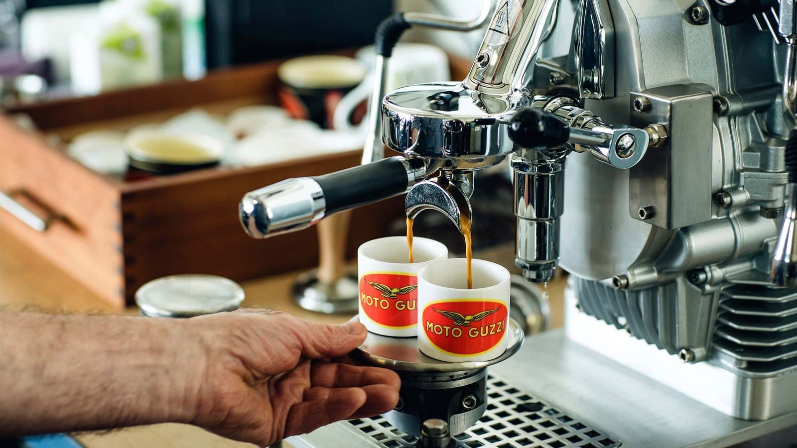 Αυτοί οι ...παλαβοί Γερμανοί φτιάχνουν μηχανές του καφέ από κινητήρες μοτοσυκλετών