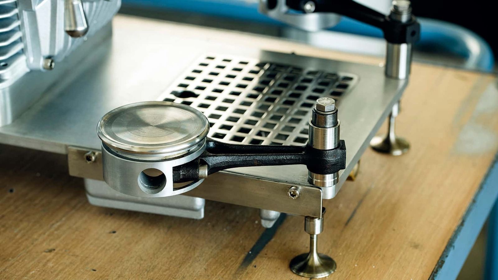 Αυτοί οι ...παλαβοί Γερμανοί φτιάχνουν μηχανές του καφέ από κινητήρες μοτοσυκλετών