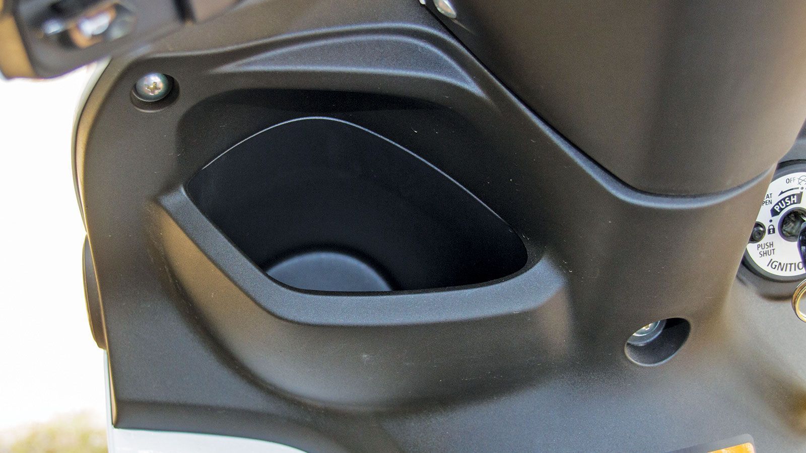 Η πρακτικότητα ενισχύεται από δύο σημαντικούς αποθηκευτικούς χώρους: Mια μεγάλη ανοιχτή θήκη στην ποδιά, ικανή να φιλοξενήσει καθημερινά αντικείμενα ό