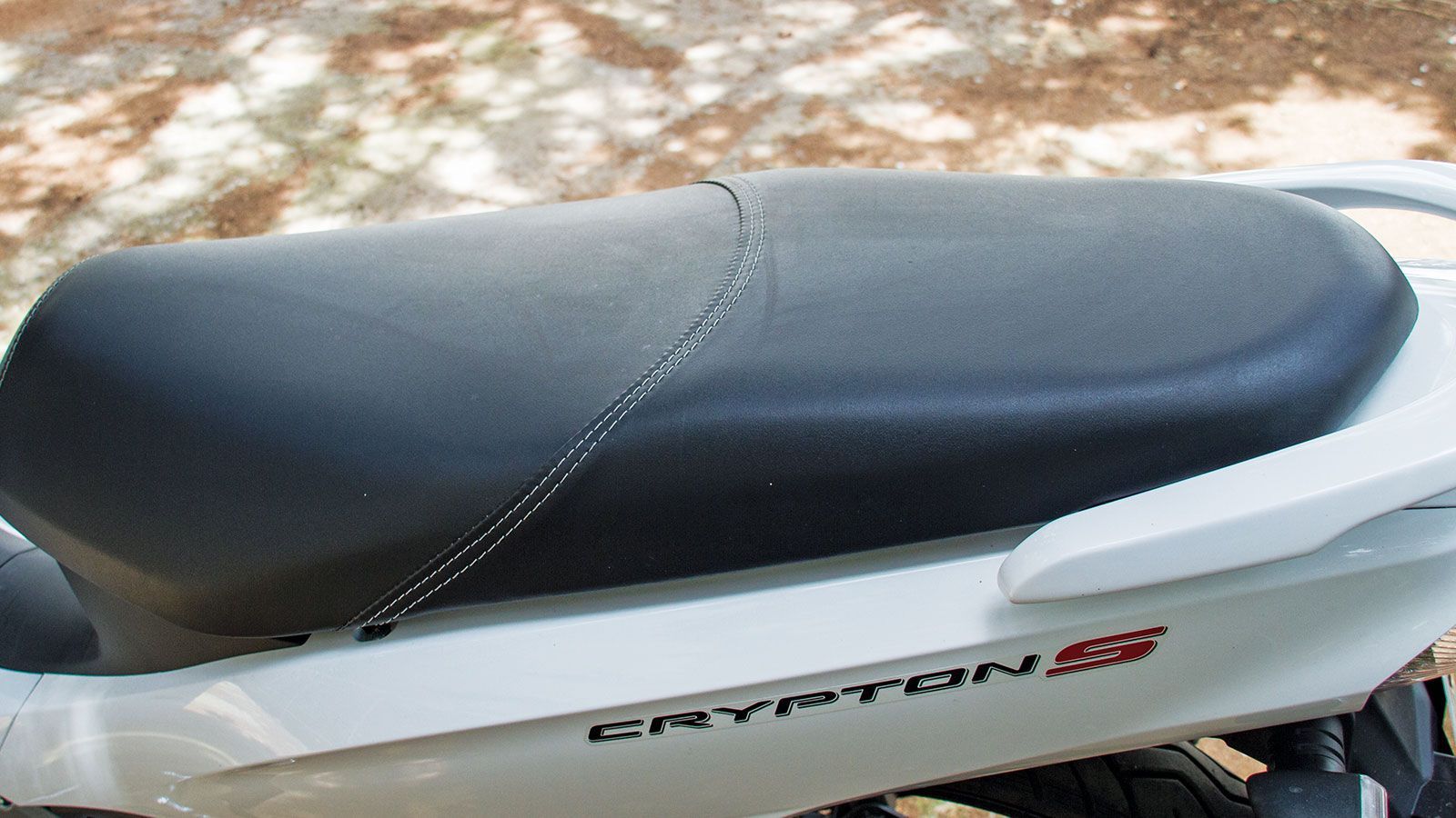 Η σέλα προσφέρει καλή στήριξη, με άνετο αφρώδες υλικό, ενώ ο συνεπιβάτης απολαμβάνει σωστά τοποθετημένες χειρολαβές και εργονομική θέση.