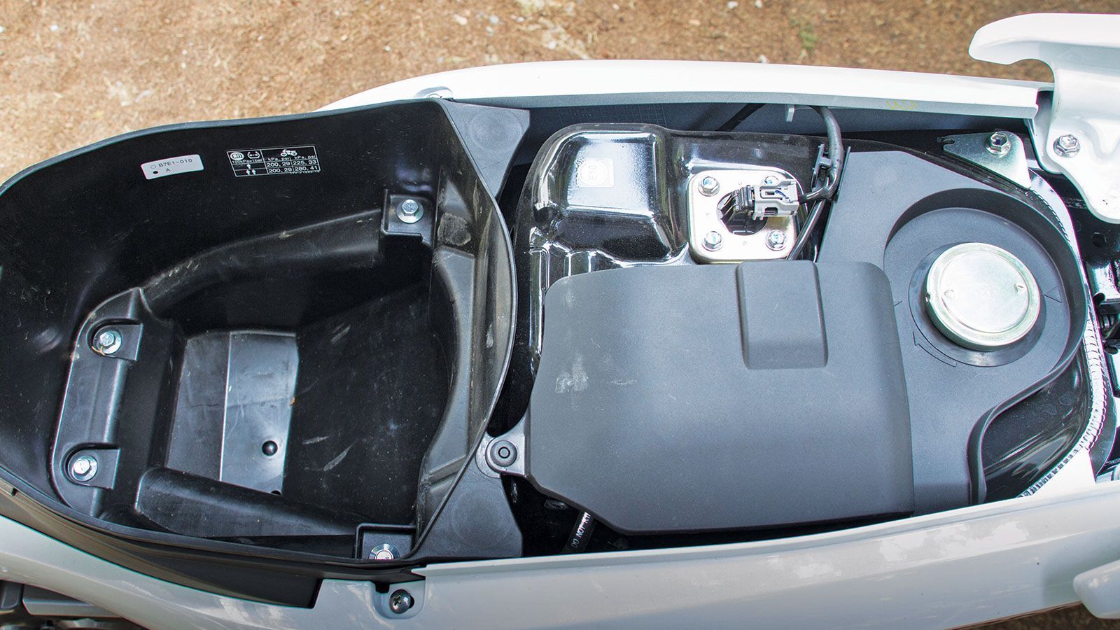 Xώρο κάτω από τη σέλα, αρκετά μεγάλο για μικρό εξοπλισμό, αν και όχι για full-face κράνος.