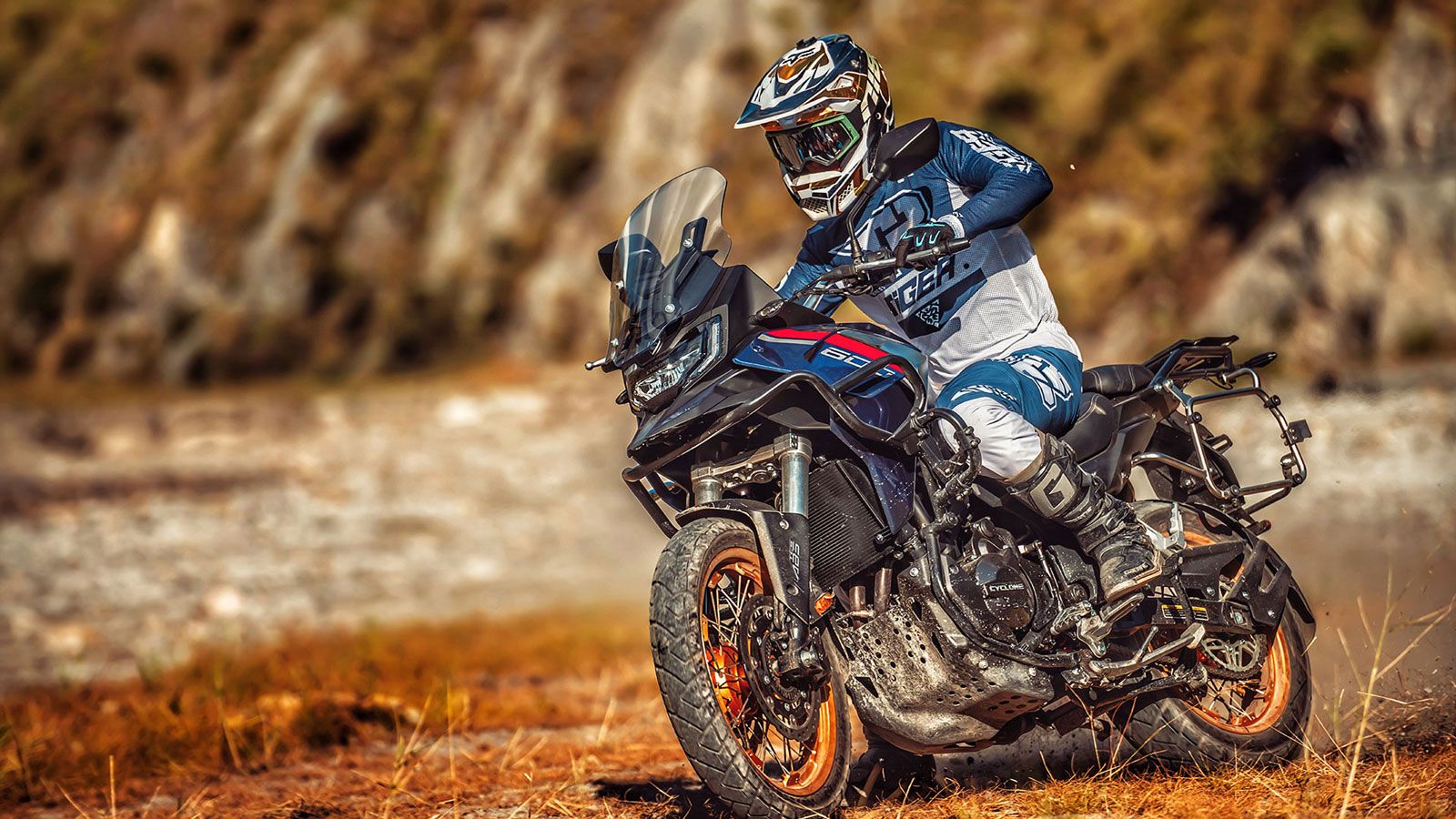 Η γκάμα της καλύπτει κάθε κατηγορία και κάθε ανάγκη, από commuting μέχρι ταξίδι και adventure χρήση, με κοινό παρονομαστή τον καθαρό σχεδιασμό και την