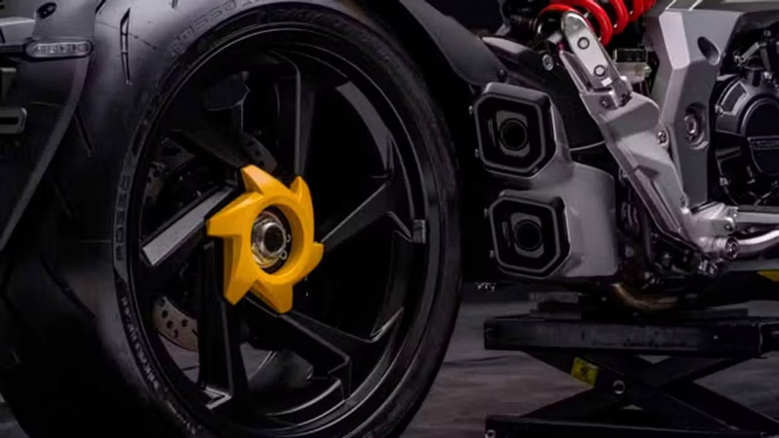 Το ενδιαφέρον εδώ δεν είναι απλώς ότι πρόκειται για ένα κινεζικό power cruiser, αλλά ότι κάτω από το επιθετικό της παρουσιαστικό κρύβεται ο V2 κινητήρ