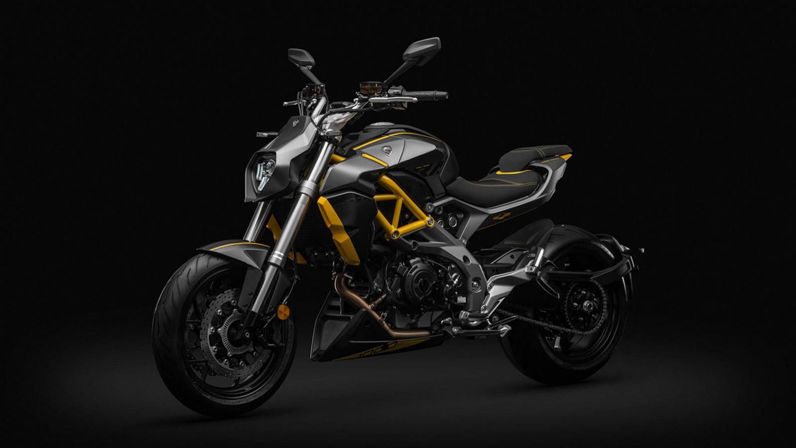 Η εμφάνιση της Cyclone RA 1000 δεν αφήνει περιθώρια παρερμηνείας: η μοτοσυκλέτα στοχεύει ευθέως στο κοινό του Ducati Diavel. 