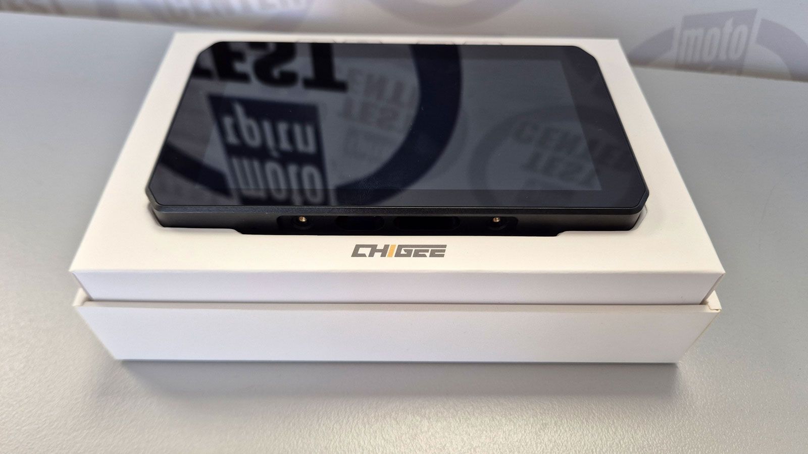 Κάνοντας unboxing την συσκευασία της Chigee Aio 5 Play for BMW...