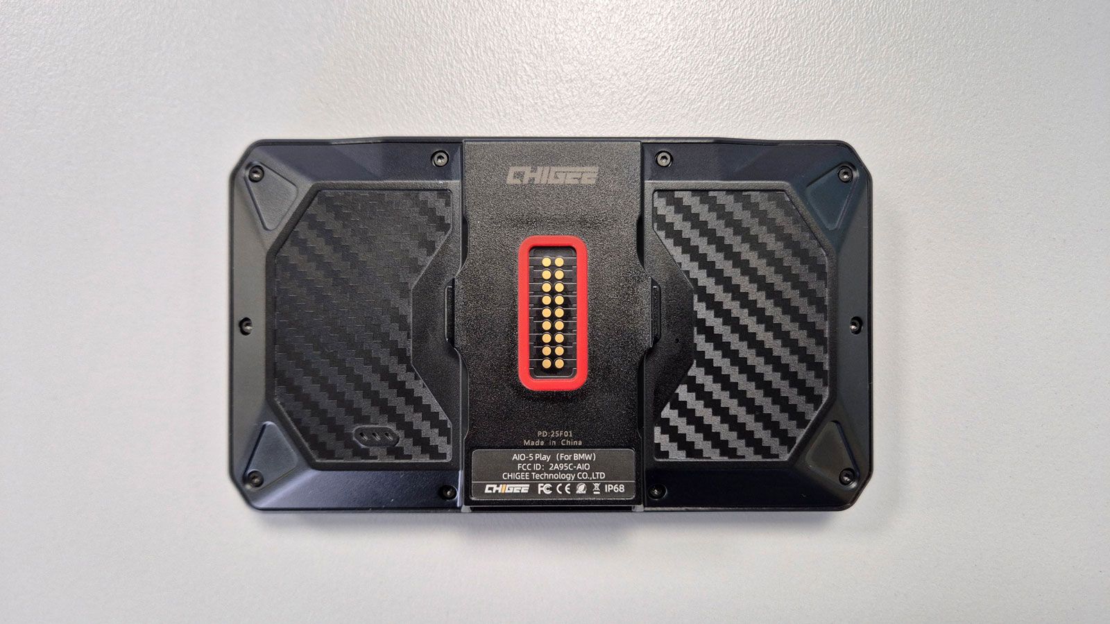 Από αυτό το σημείο τροφοδοτείται η Chigee Aio 5 Play for BMW, και συνδέεται στην εργοστασιακή βάση πλοηγού των μοτοσυκλετών της BMW. 