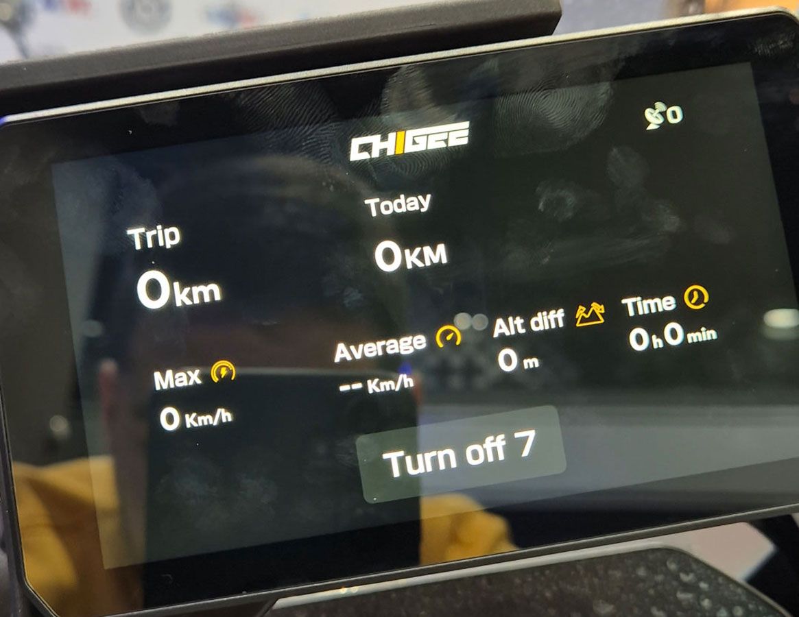 Όταν τελειώσεις την βόλτα σου και γυρίσεις τον διακόπτη της μοτοσυκλέτας, η Chigee Aio 5 Play for BMW θα σου δείξει για μερικά δευτερόλεπτα, μερικά απ