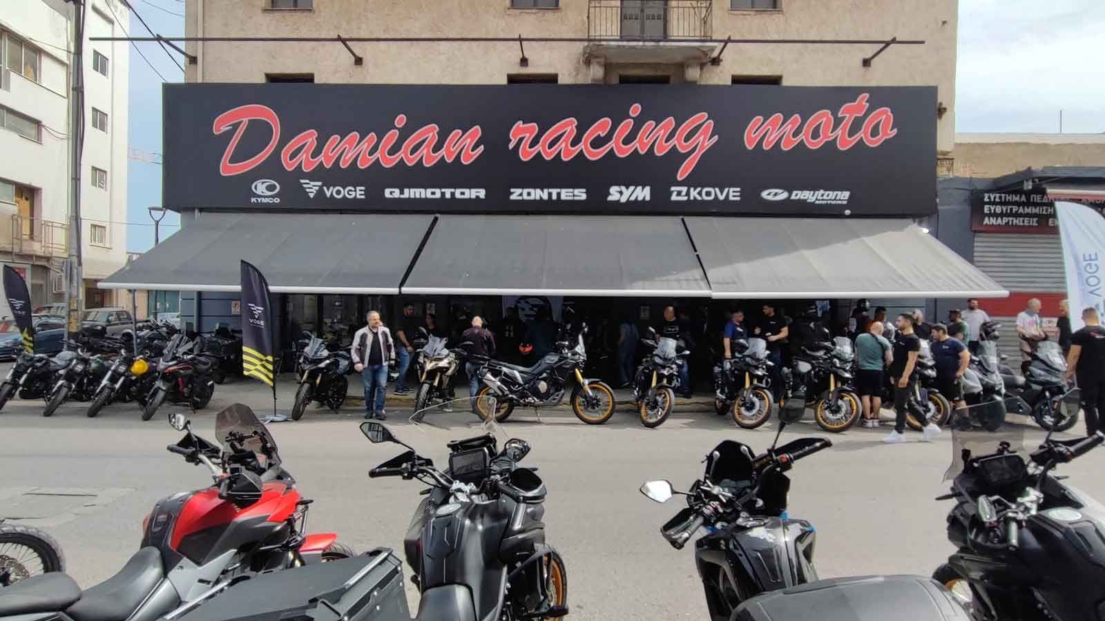 Η εκδήλωση έλαβε χώρα στο κατάστημα Damian Racing Moto στον Πειραιά και σημείωσε υψηλή προσέλευση, αποδεικνύοντας το ζωηρό ενδιαφέρον των φίλων των δύ