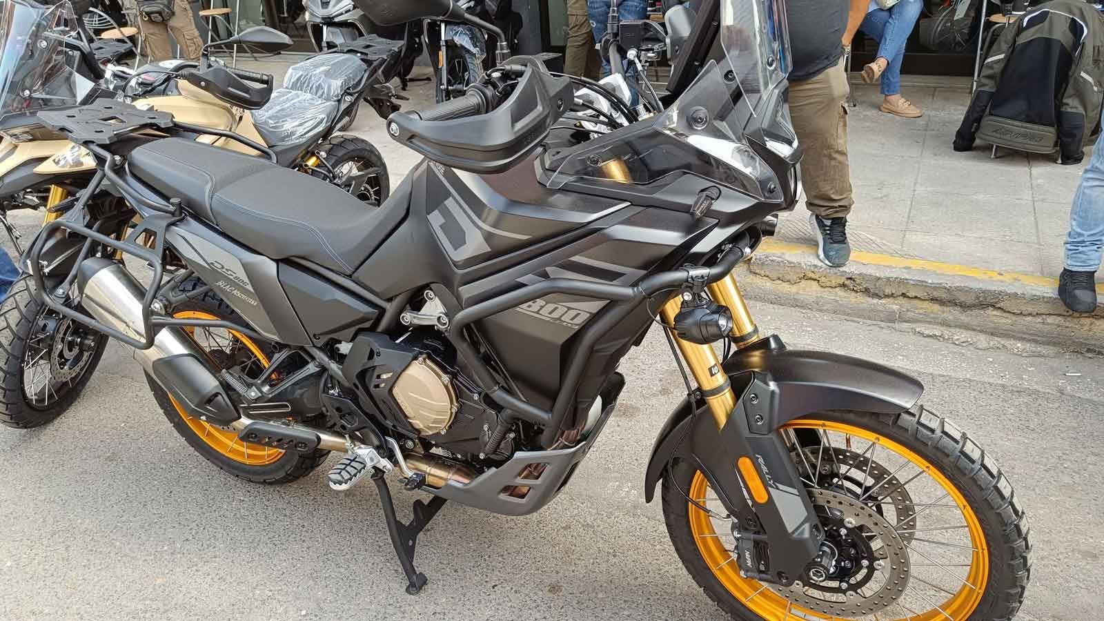 Το Voge Moto Club Hellas οδηγεί το νέο DS625X