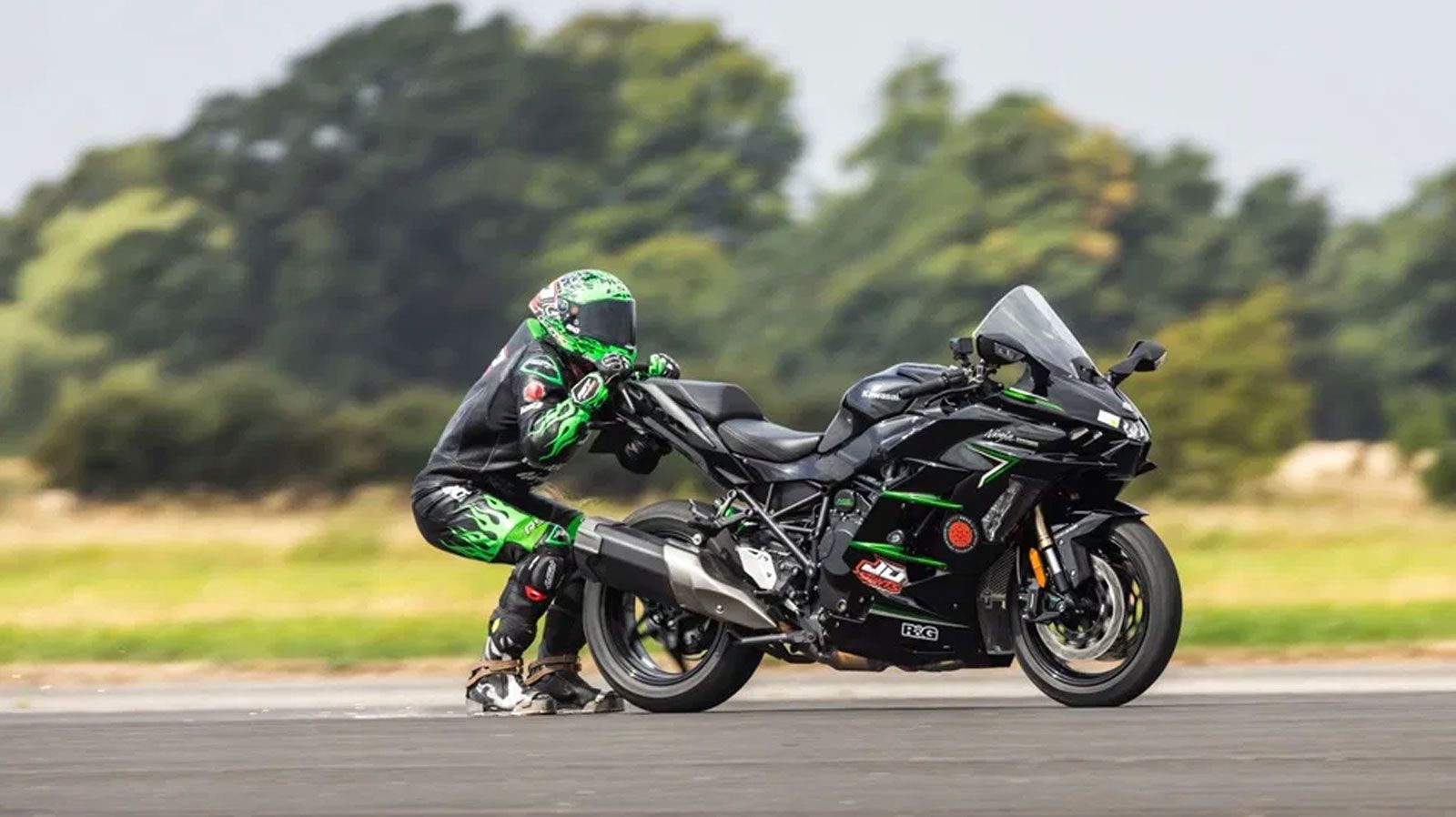 Ο Jonny Davies, γνωστός διεθνώς ως JD Stunts, έγραψε ιστορία στη θρυλική πίστα του Elvington Airfield στο York της Αγγλίας, καταρρίπτοντας το Παγκόσμι