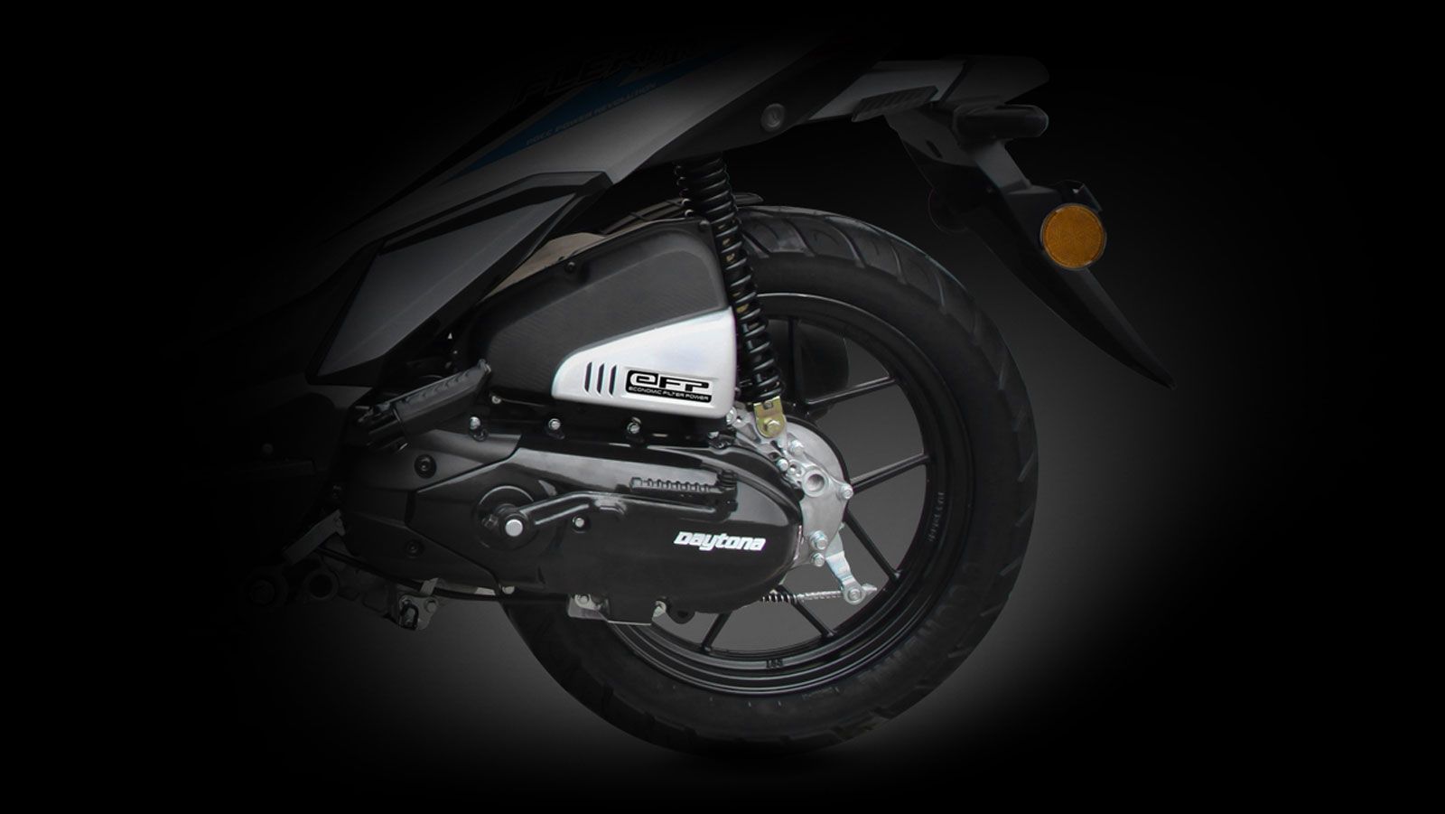 Ο τετράχρονος, αερόψυκτος κινητήρας των 9,3 ίππων στις 7.500 σ.α.λ. και 8,9 Nm ροπής στις 6.000 σ.α.λ., συμμορφώνεται με τις προδιαγραφές Euro 5 και π