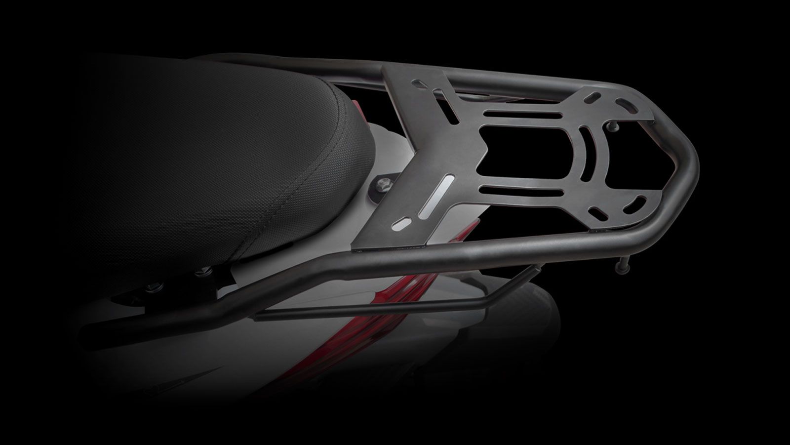 Η σχάρα αποσκευών και το δωρεάν top box περιλαμβάνονται στον στάνταρ εξοπλισμό, προσφέροντας επιπλέον χώρους μεταφοράς.