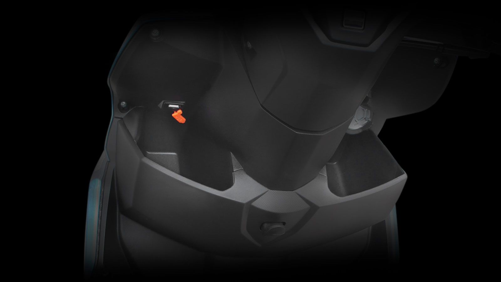 Η ρυθμιζόμενη πίσω ανάρτηση και η τηλεσκοπική εμπρός φροντίζουν για την άνεση ακόμη και με πλήρες φορτίο. Η οδήγηση διευκολύνεται από το στροφόμετρο, 