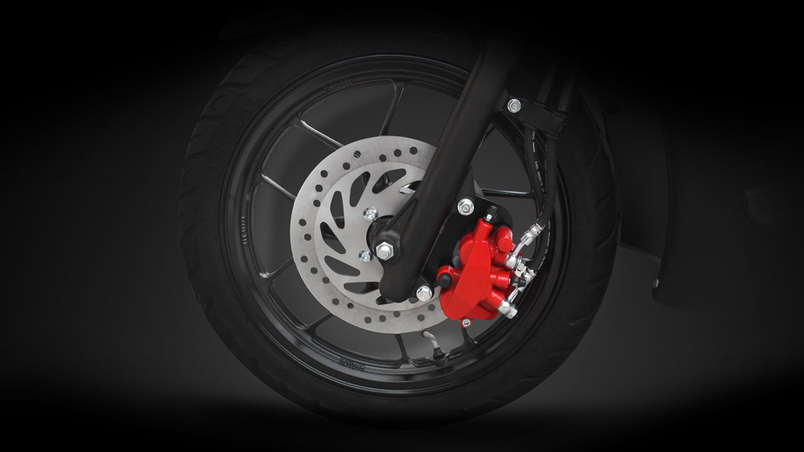 Το σύστημα φρένων CBS συνδυάζει δίσκο 220 mm με τριπίστονη δαγκάνα μπροστά και ταμπούρο 130 mm πίσω, εξασφαλίζοντας ισορροπημένο φρενάρισμα.