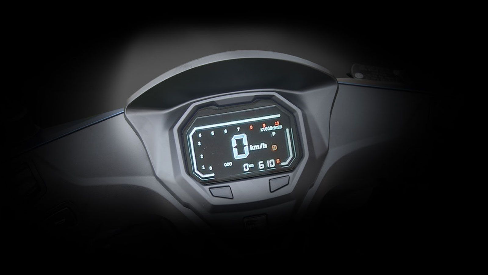 Οι πολυεπίπεδες επιφάνειες και τα χαρακτηριστικά φωτιστικά σώματα του δίνουν μια δυναμική παρουσία, ενώ ο ψηφιακός LCD πίνακας οργάνων προσθέτει μοντέ