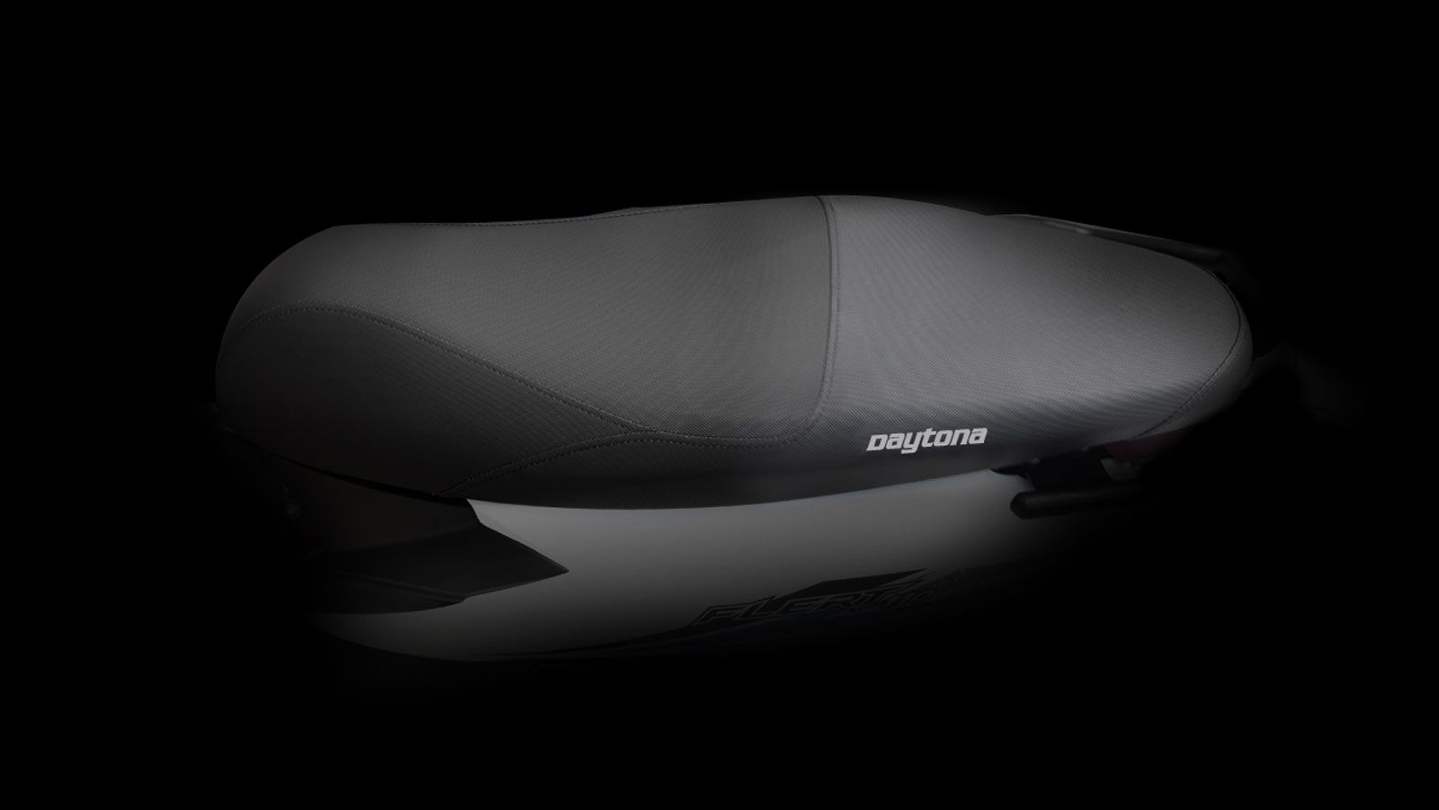 Παρά τις μικρές του διαστάσεις, η μοτοσυκλέτα διαθέτει ευρύχωρη σέλα που εξασφαλίζει άνεση σε αναβάτη και συνεπιβάτη, κάτι που ενισχύει τη συνολική αί