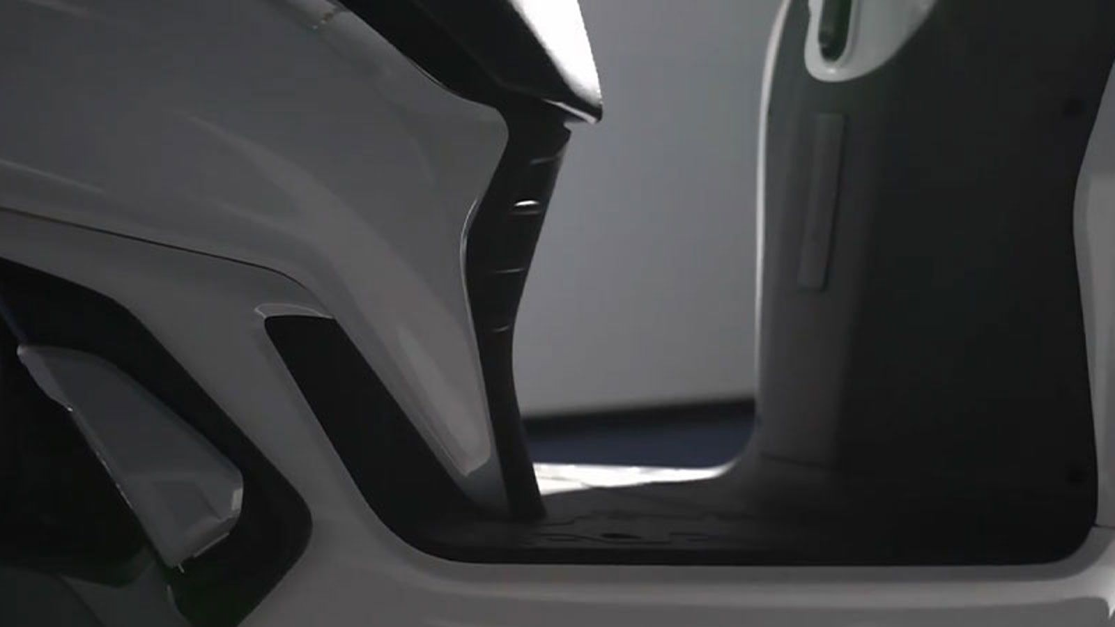 Το επίπεδο πάτωμα προσφέρει άνεση και πρακτικότητα στις μετακινήσεις, ενώ ο γάντζος για τσάντες ή σακούλες ενισχύει τη χρηστικότητα στην καθημερινότητ