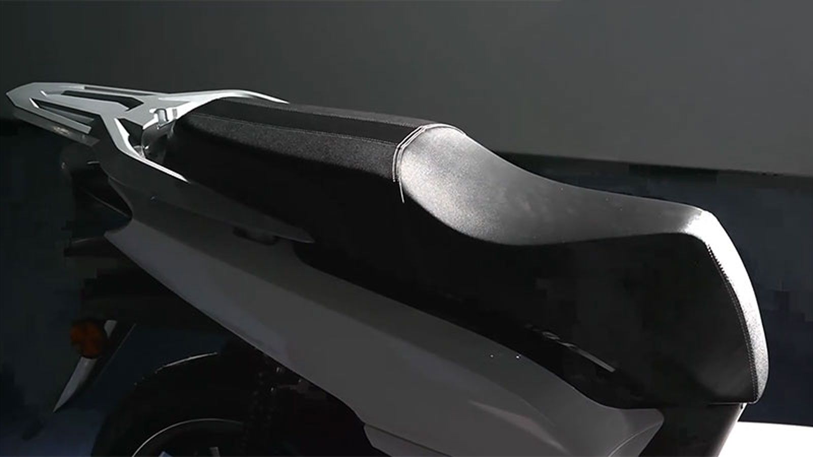  Η σέλα είναι ευρύχωρη, σχεδιασμένη για δύο άτομα, με ενσωματωμένη σχάρα αλουμινίου για τοποθέτηση βαλίτσας και αύξηση του αποθηκευτικού χώρου.