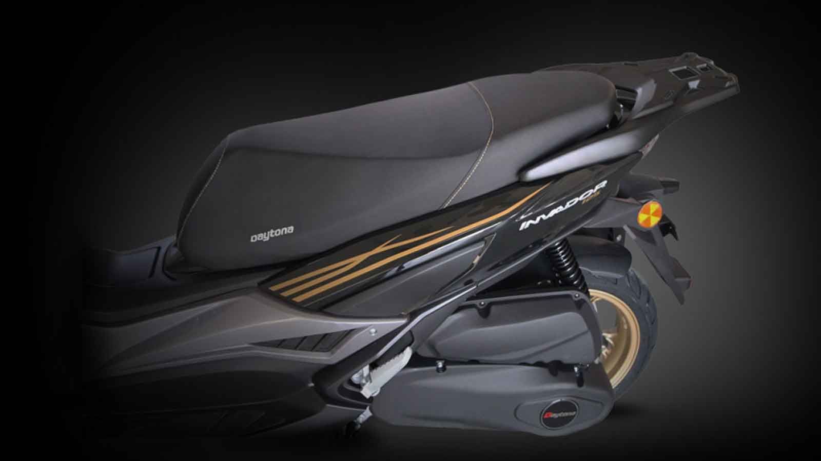 Με σέλα μεγάλης επιφάνειας, αναδιπλούμενα μαρσπιέ, άνετο πάτωμα και ρυθμιζόμενη πίσω ανάρτηση