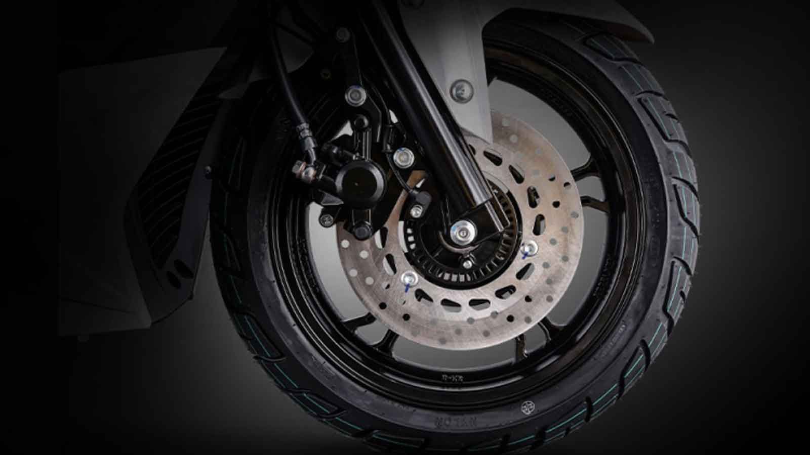 Το δικάναλο ABS συνεργάζεται με δίσκους 230mm μπροστά και 240mm πίσω, διασφαλίζοντας προοδευτικό και ασφαλές φρενάρισμα.