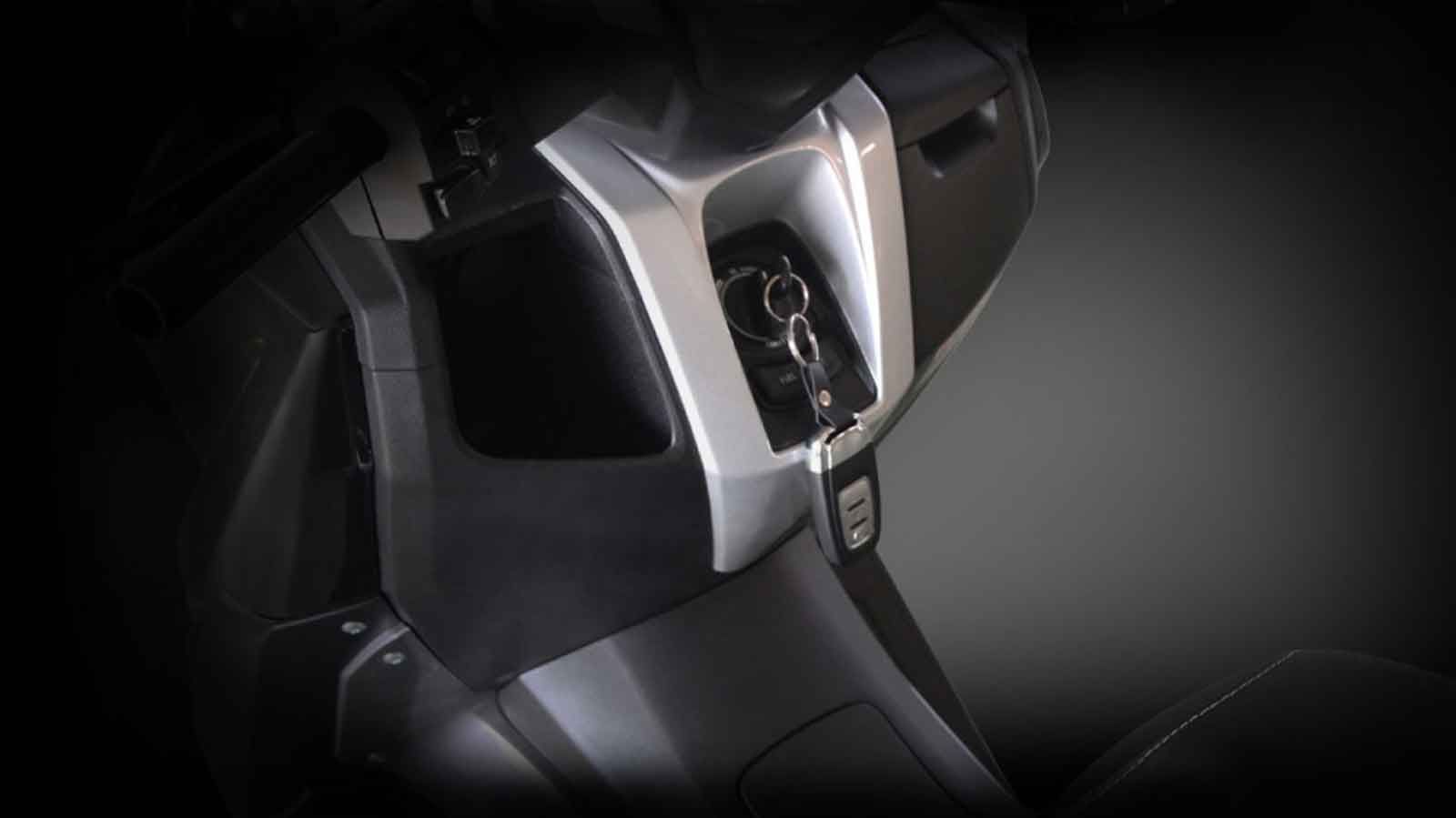 Μπροστά, θα βρεις διπλή θύρα USB (Type A & C) για φόρτιση και ντουλαπάκι για μικροαντικείμενα.