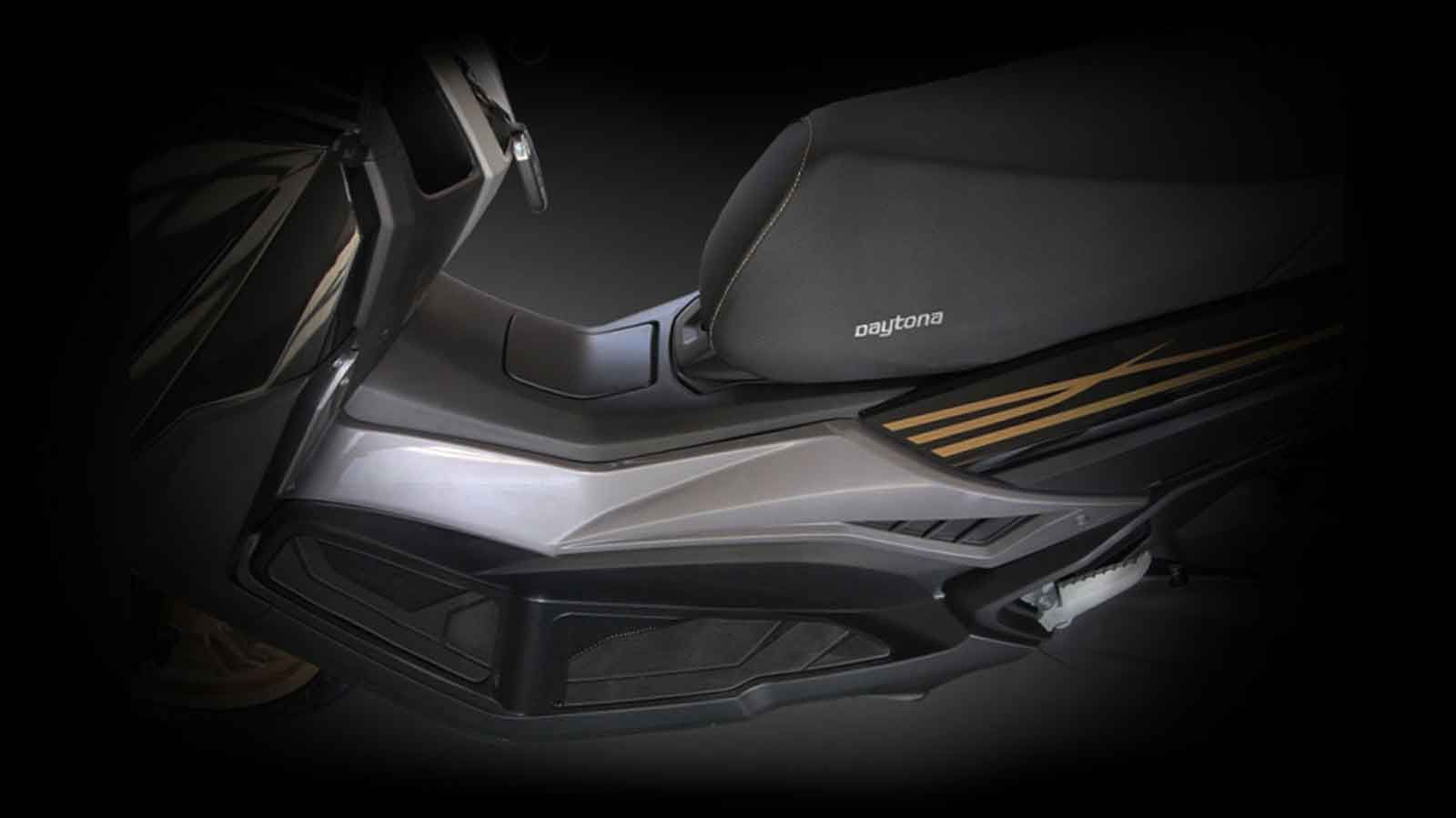 Το πάτωμα είναι διευρυμένο, με δυνατότητα επιλογής για όρθια ή χαλαρή θέση ποδιών. 