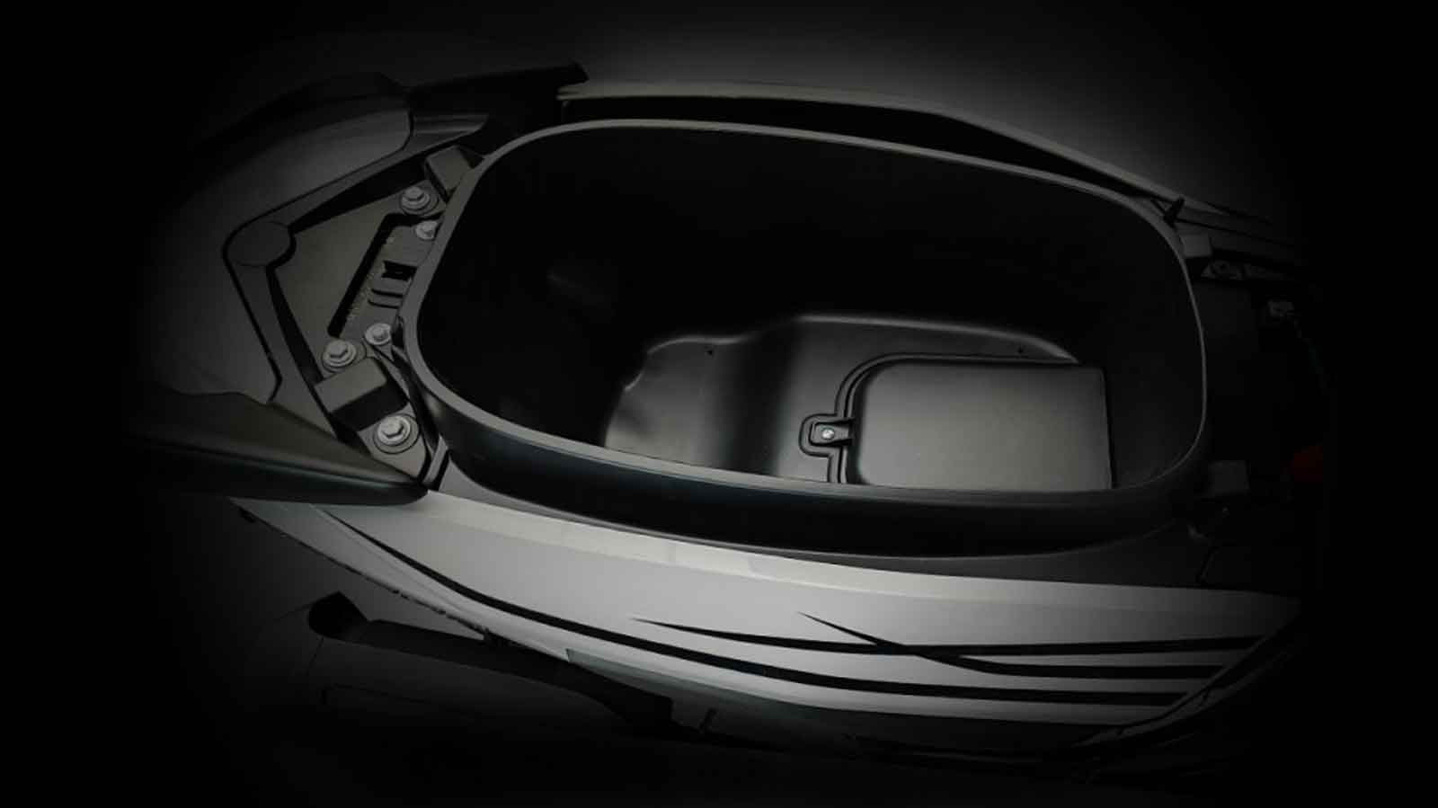 Ο αποθηκευτικός χώρος κάτω από τη σέλα χωράει ένα full-face κράνος,