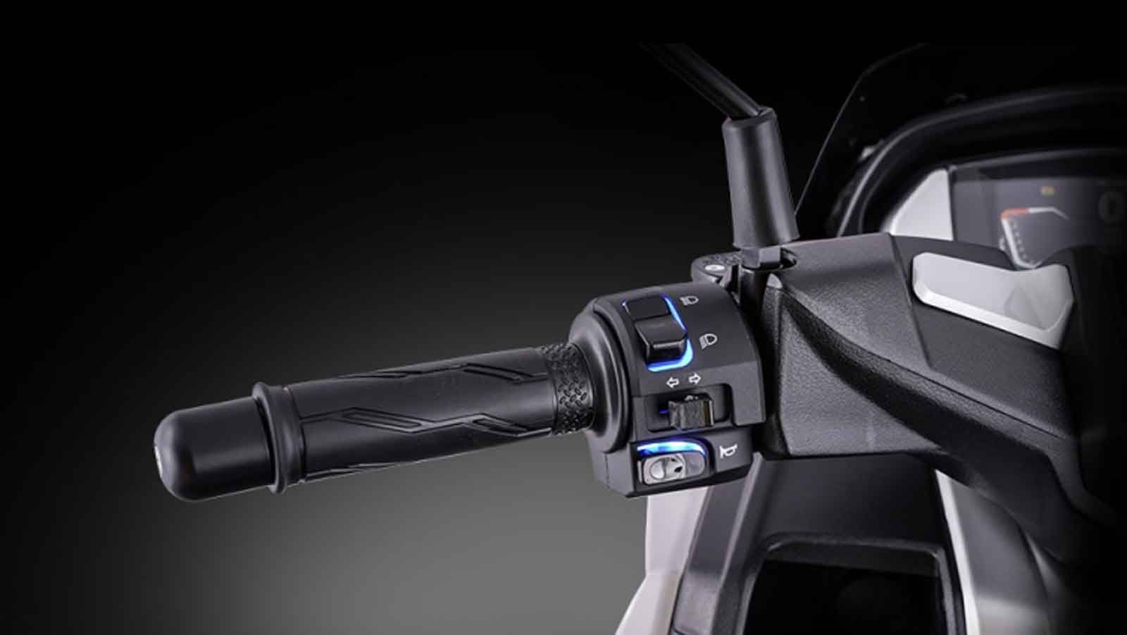 Το Traction Control (TCS) λειτουργεί σε ολισθηρές επιφάνειες, αποτρέποντας την απώλεια πρόσφυσης και βελτιώνοντας την ευστάθεια,