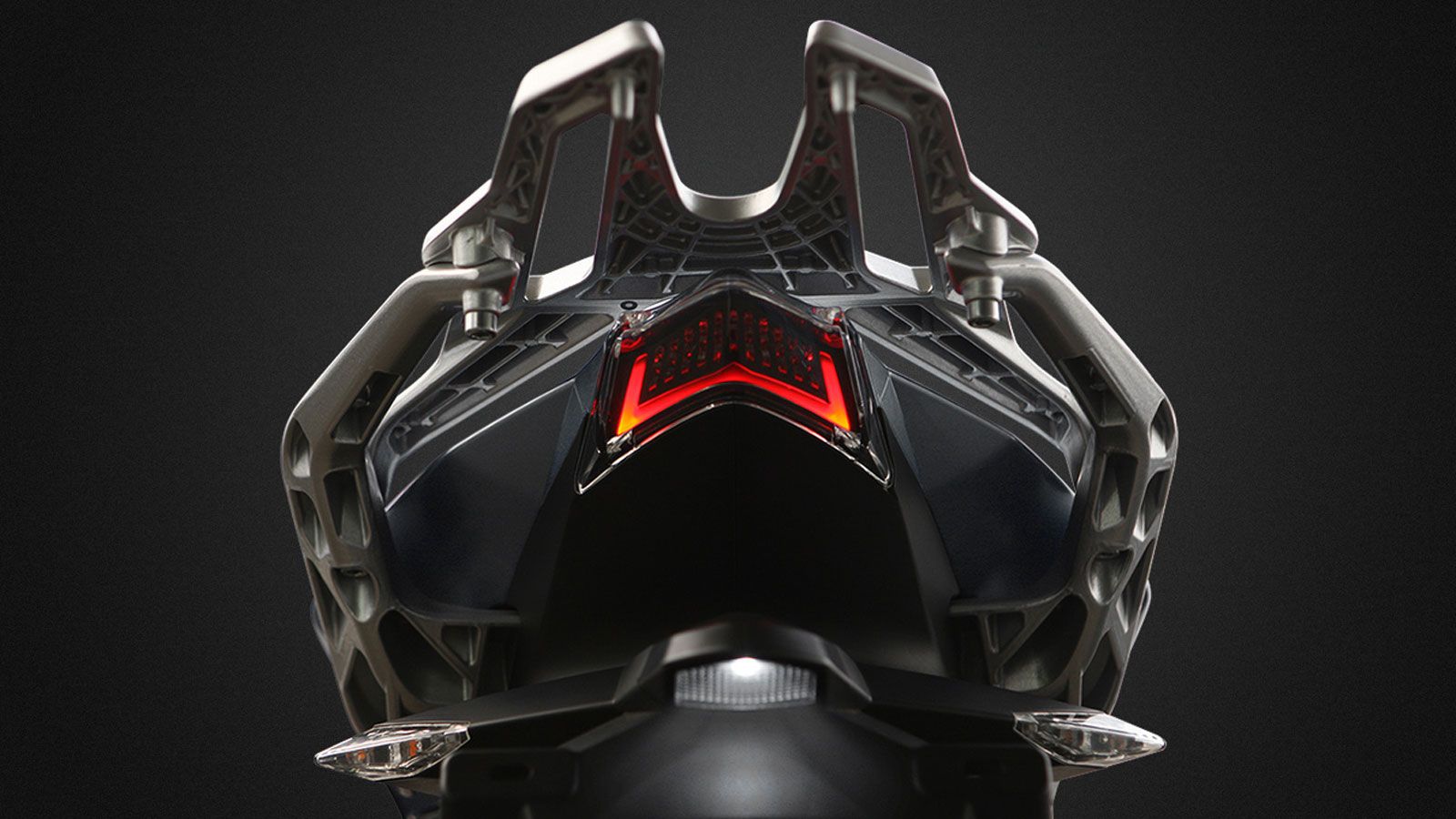 Ξεχωρίζει με νέο LED προβολέα αιχμηρής γεωμετρίας, πίσω φώτα LED με ενσωματωμένες χειρολαβές και συμπαγείς διαστάσεις που ενισχύουν τον σπορ χαρακτήρα