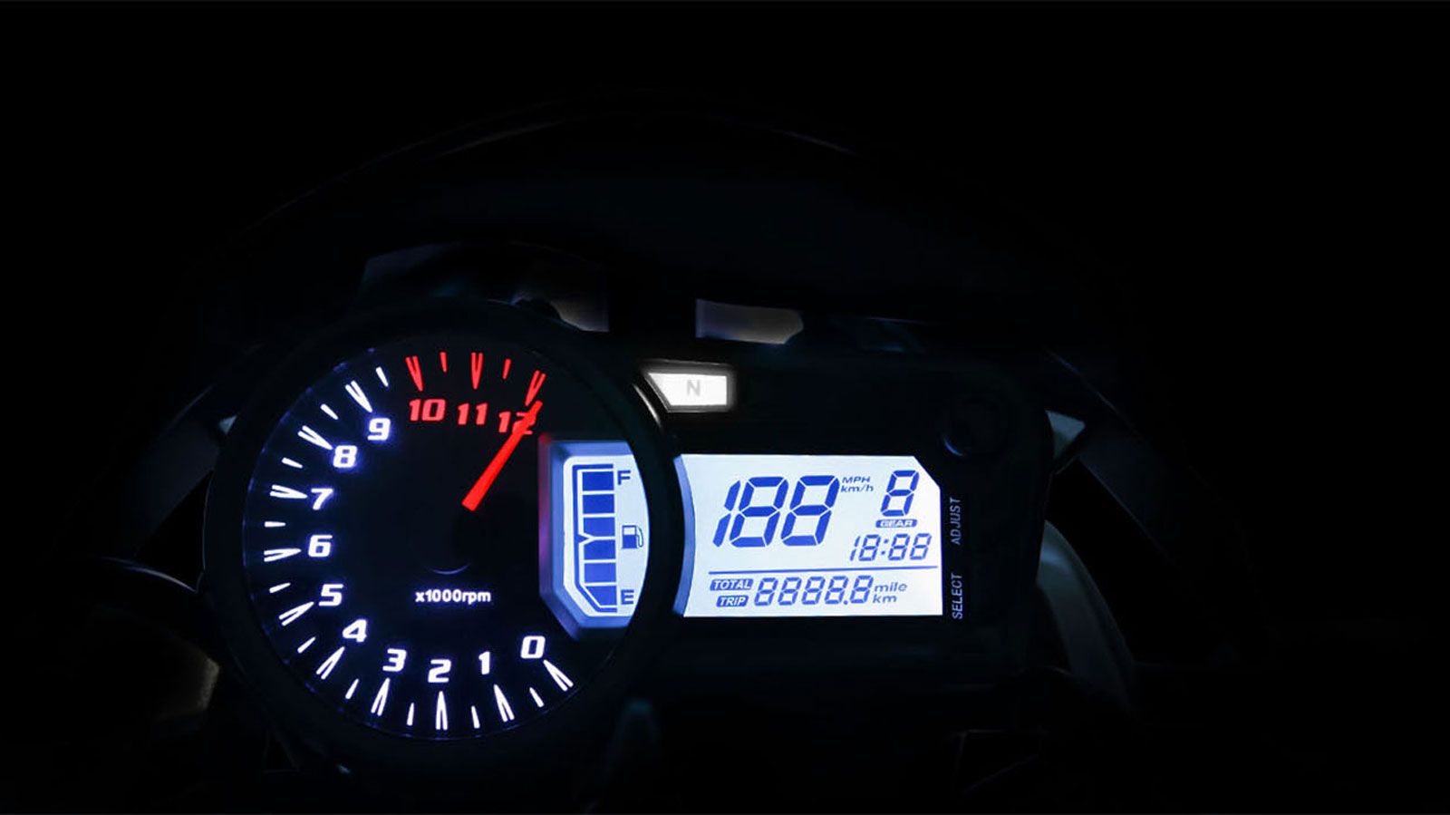 Η LCD οθόνη παρέχει όλες τις βασικές πληροφορίες — ταχύτητα, σχέση κιβωτίου, στάθμη καυσίμου, χιλιομετρητές και ρολόι — ενώ το μεγάλο αναλ