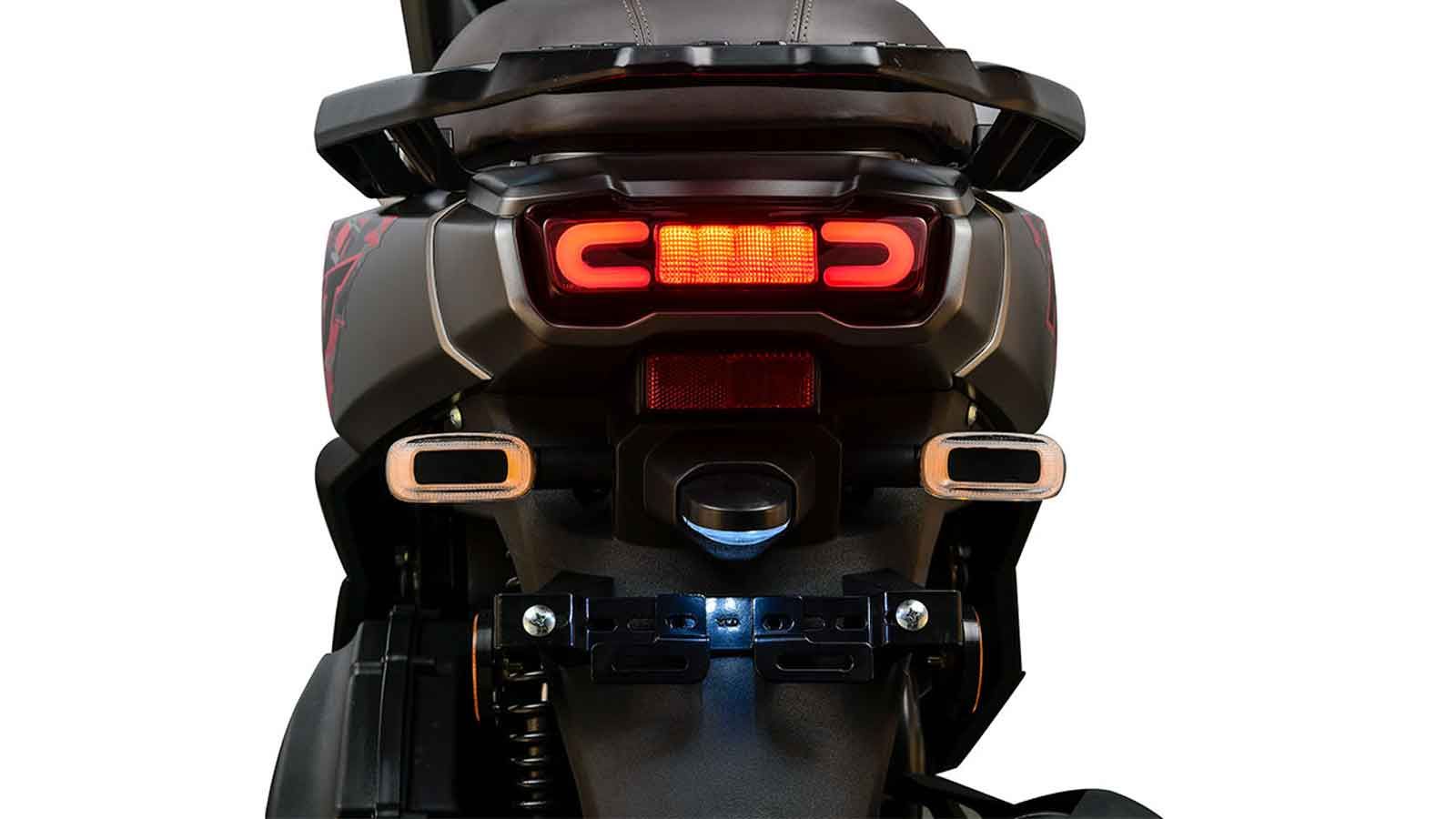Στο πίσω μέρος, τα LED φώτα σε σχήμα “C” προσθέτουν μια φωτεινή υπογραφή που ενισχύει την αναγνωρισιμότητα