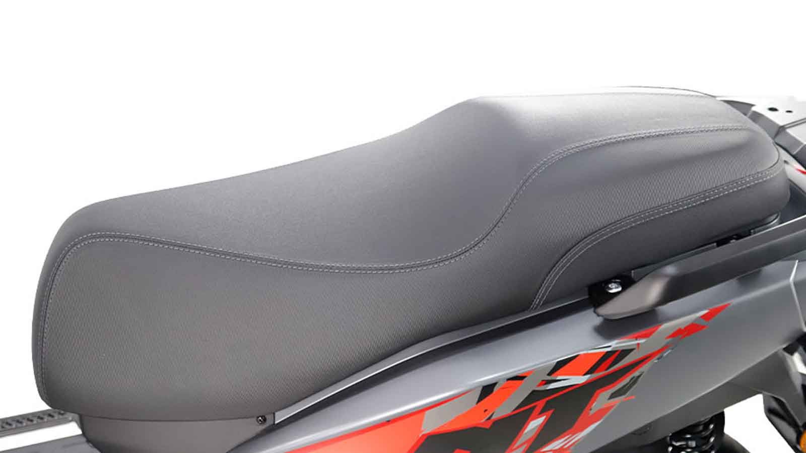 Η σέλα του είναι με πλούσιο αφρό όπου προσφέρει εργονομική υποστήριξη