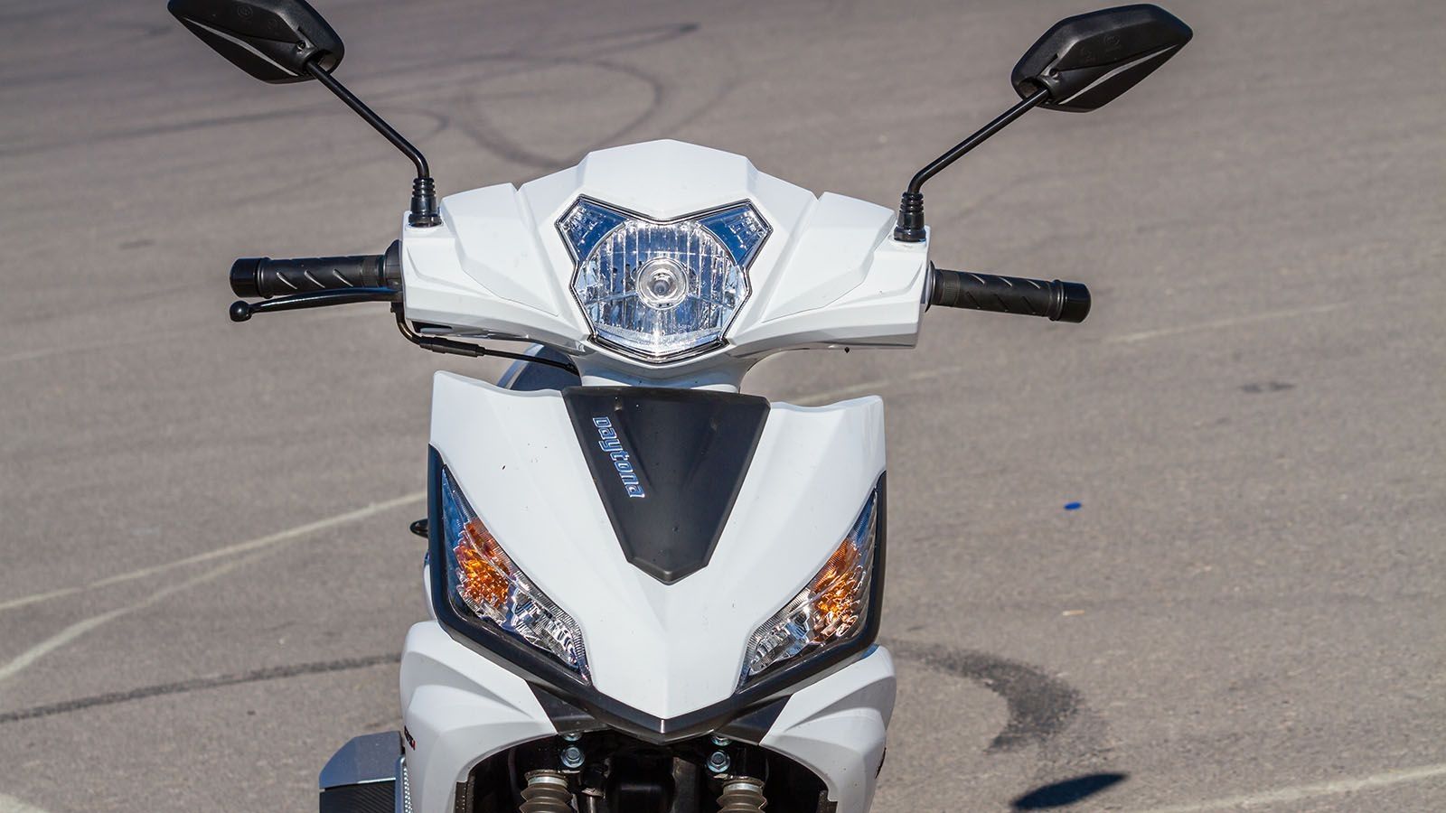 Ο ανεμοθώρακας καλύπτει αποτελεσματικά το πάνω μέρος του σώματος του αναβάτη, περιορίζοντας την άμεση επαφή με τον αέρα σε υψηλότερες ταχύτητες ή κατά