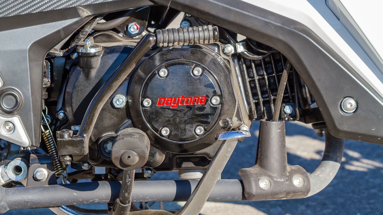 Κινητήρας με εκκίνηση με μίζα και μανιβέλλα ―για τις δύσκολες ώρες.