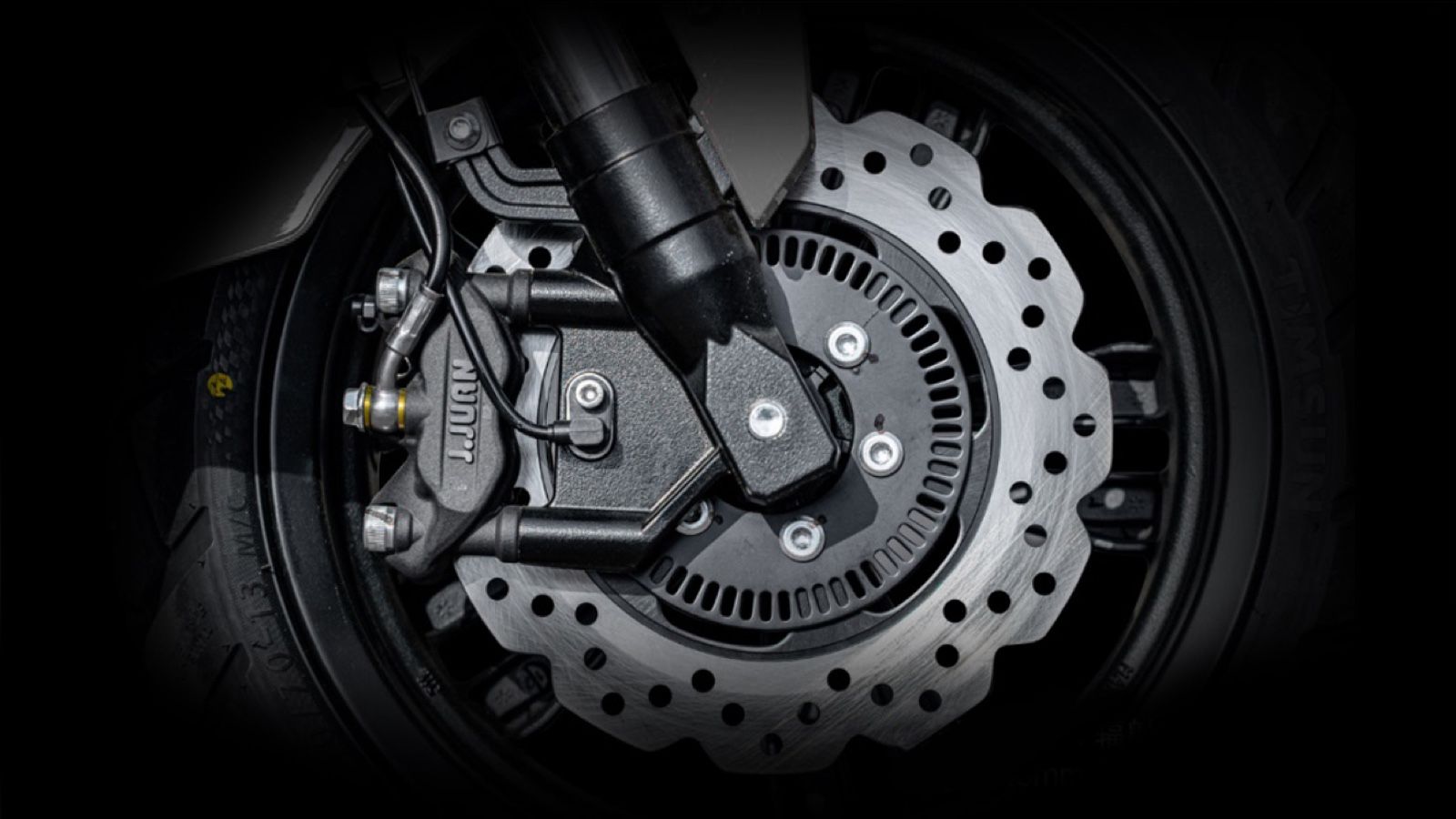 Στον τομέα των φρένων, το VIRTUS εξοπλίζεται με δαγκάνες J.Juan: εμπρός ακτινική τετραπίστονη σε δίσκο “μαργαρίτα” 240 χιλ.
