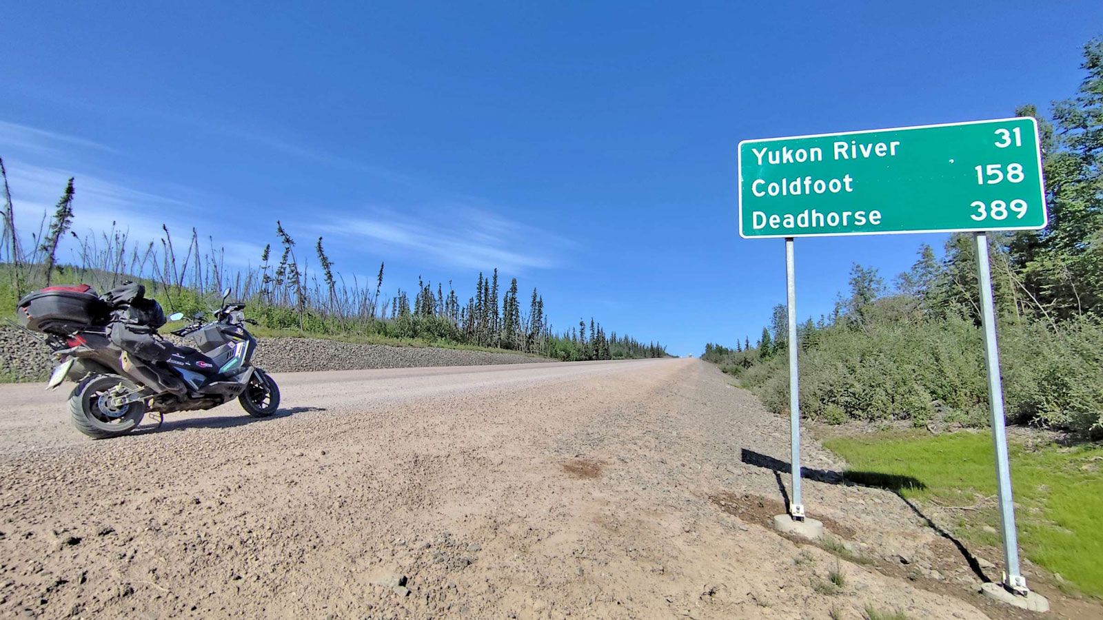 Με το SYM ADXTG 400 ως μοναδικό μεταφορικό μέσο και σύντροφο στο ταξίδι, ο Κωνσταντίνος Μητσάκης ξεκινά από την πόλη Fairbanks και θέτει ως απόλυτο στ