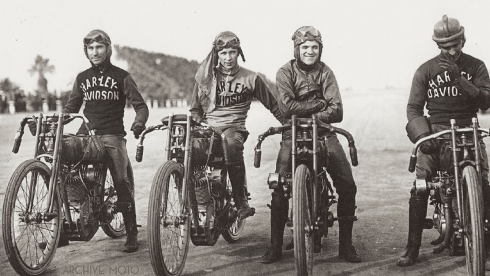 Το πρώτο κράνος μοτοσυκλέτας κατασκευάστηκε από γιατρό