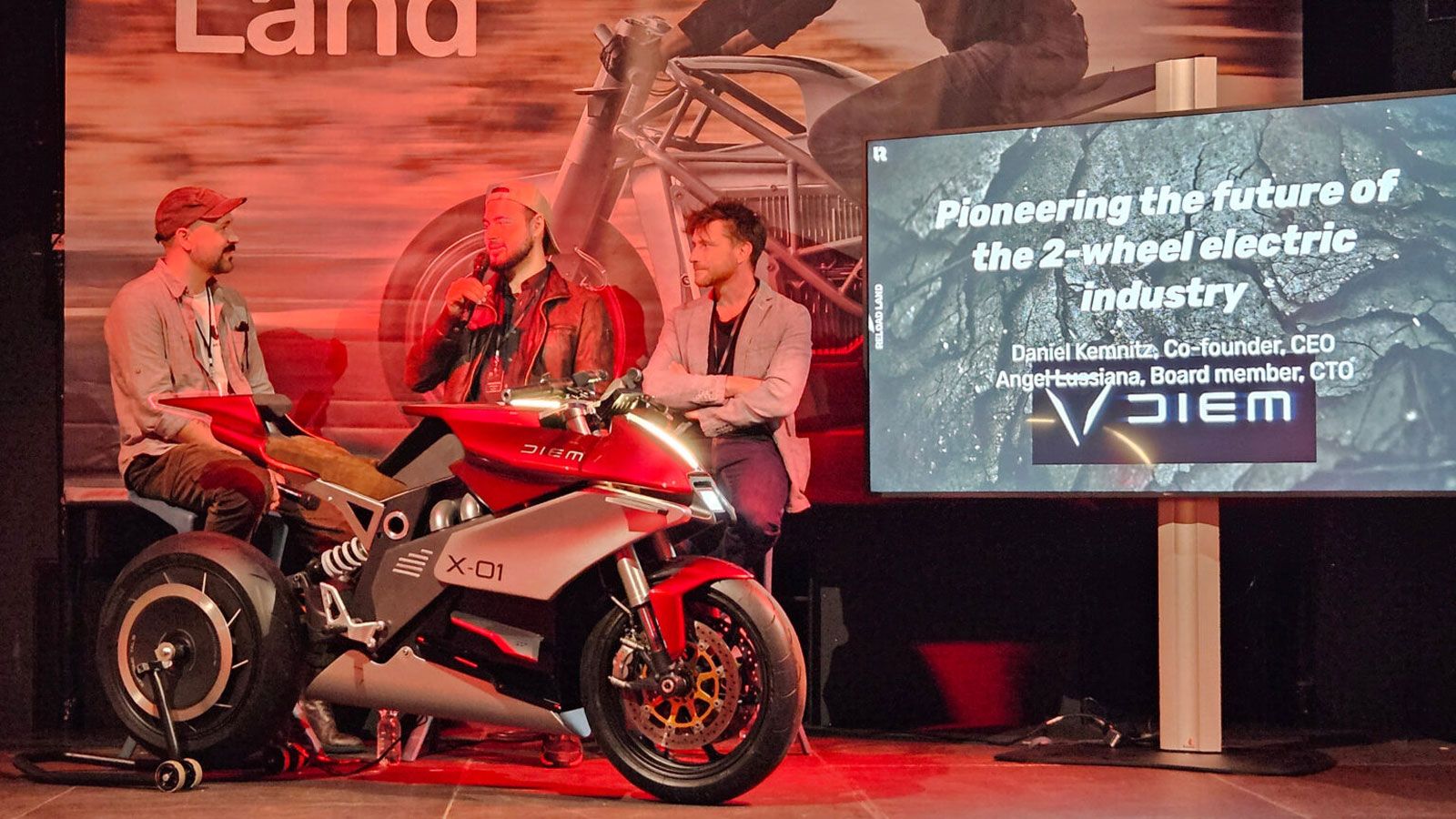 Η Diem Motors έκανε αίσθηση παρουσιάζοντας το πλήρως λειτουργικό πρωτότυπο X-01 στο Reload Land του Βερολίνου, τον Ιούνιο του 2025.