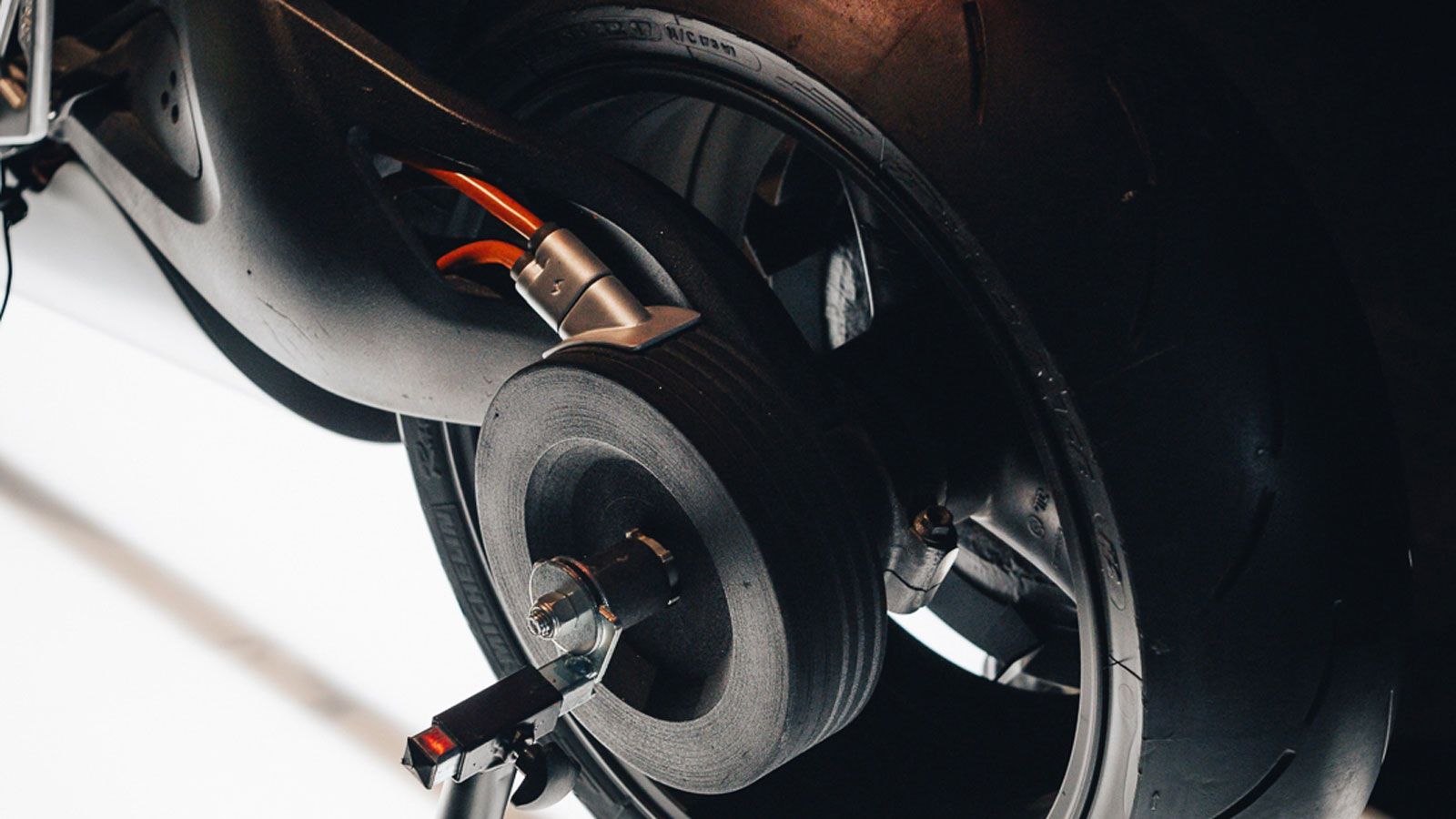 Στην καρδιά της βρίσκεται ένας κινητήρας axial flux, τοποθετημένος απευθείας στον πίσω τροχό, με άμεση μετάδοση και ροπή χωρίς καθυστέρηση. Με ισχύ 35