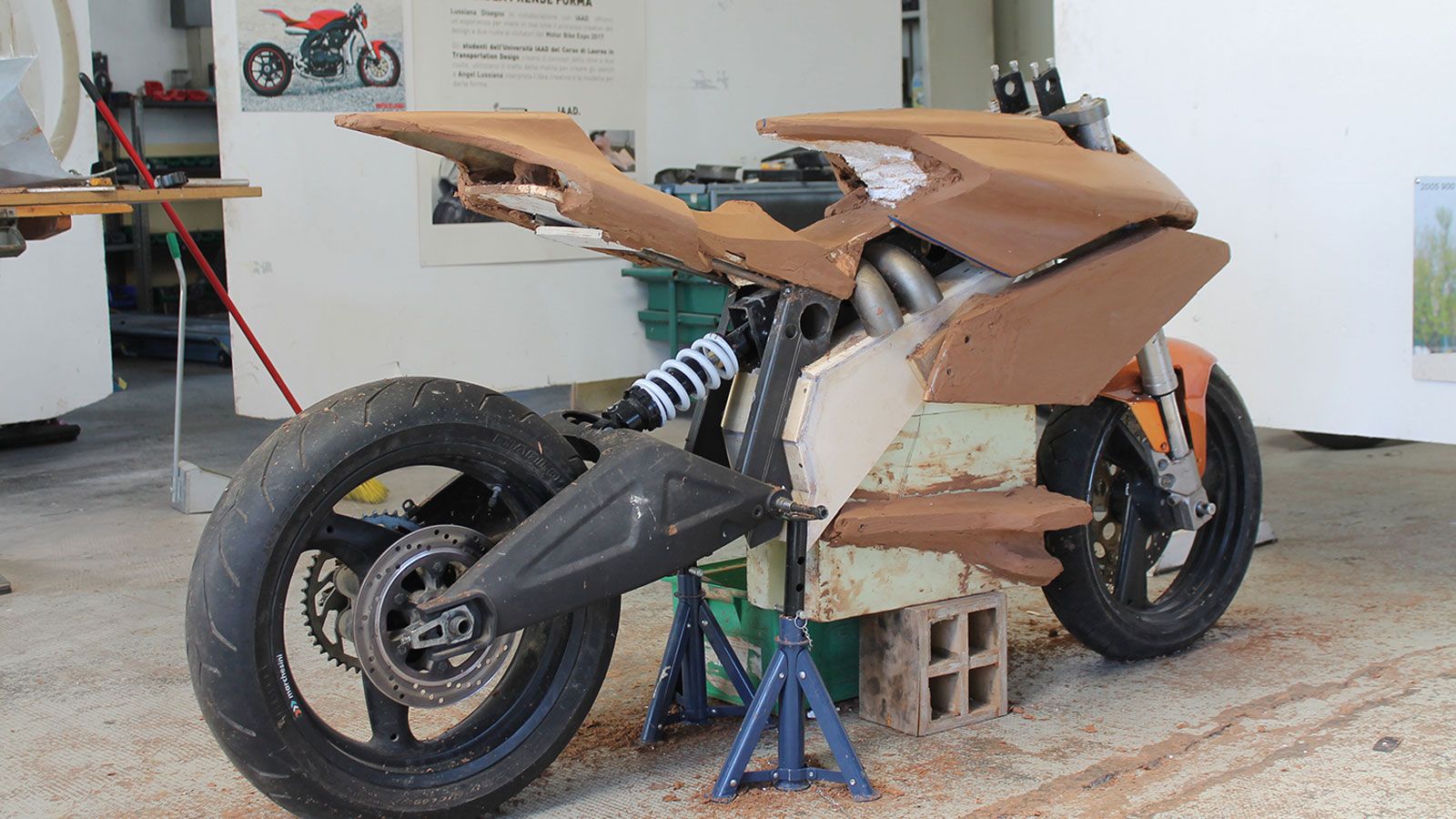 Η στρατηγική της Diem στηρίζεται στη κάθετη παραγωγή και στην οικολογική ευθύνη. Αντί να βασίζεται σε έτοιμα εξαρτήματα γενικής χρήσης, η εταιρεία κατ