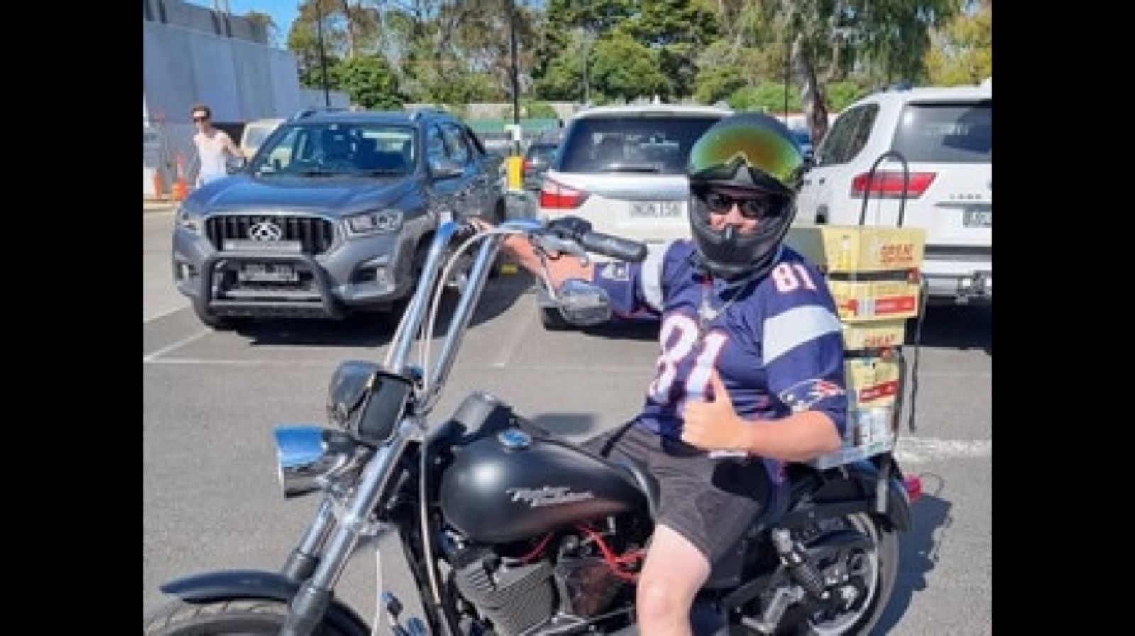 Μέθυσε, οδήγησε Harley χωρίς παντελόνι και ―δικαίως― το πλήρωσε