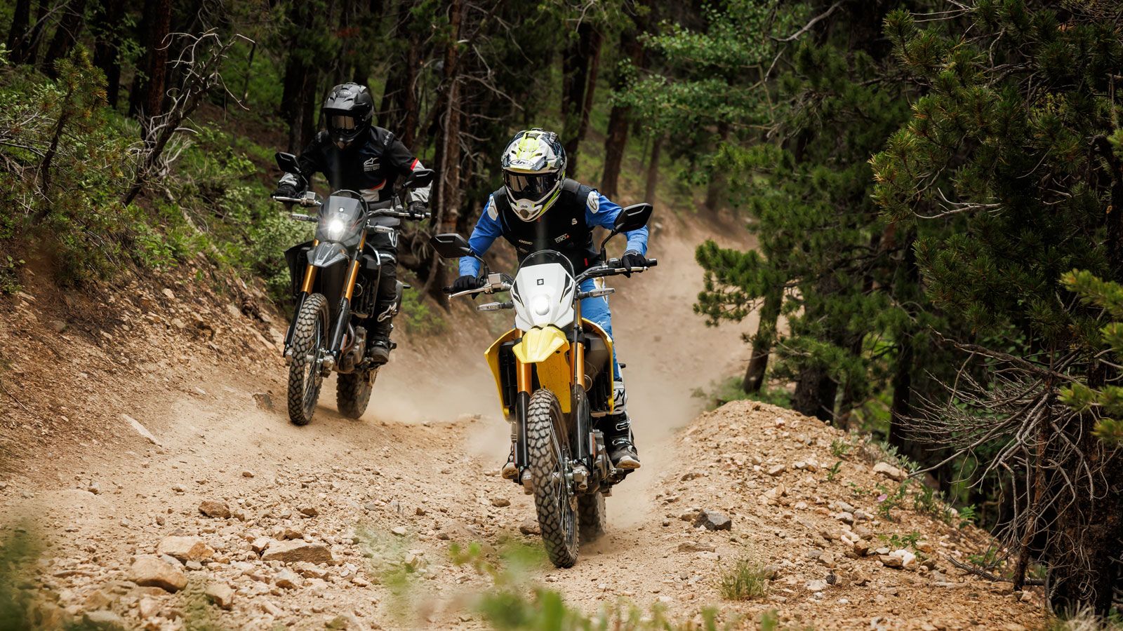 Το DR-Z4S στοχεύει τον αναβάτη που ψάχνει τη γνήσια off-road εμπειρία, ενώ το DR-Z4SM είναι ένα εργαλείο για αστική μετακίνηση με νεύρο και ακρίβεια.