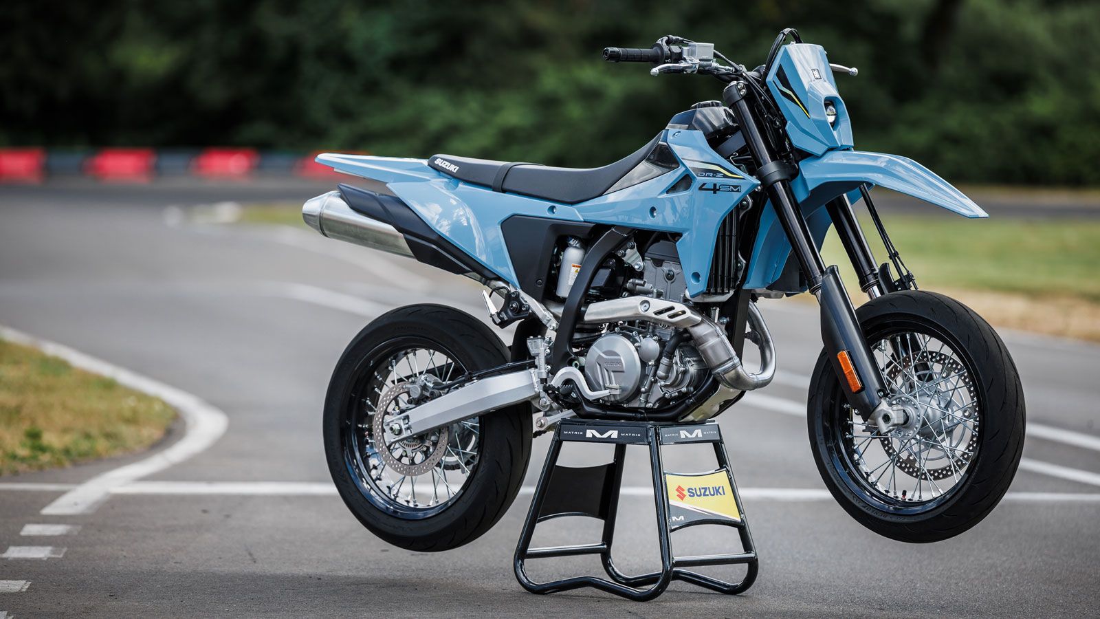 Το νέο DR-Z εφοδιάζεται με κινητήρα 398 κυβικών εκατοστών, συμβατό με τις Euro 5+ προδιαγραφές, που υπόσχεται βελτιωμένη ροπή σε όλο το φάσμα των στρο