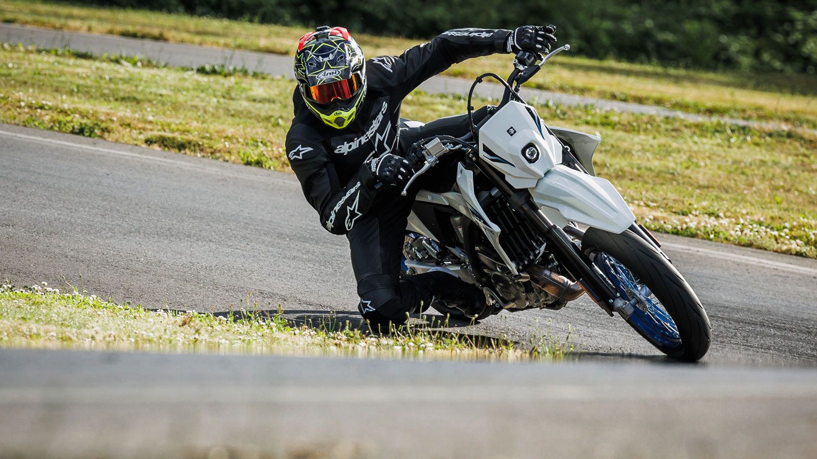 Με 100% ιαπωνική κατασκευή, μοντέρνο εξοπλισμό και ηλεκτρονικά βοηθήματα που φέρνουν τον θρύλο στο σήμερα, το νέο DR-Z δηλώνει έτοιμο να επαναφέρει τη