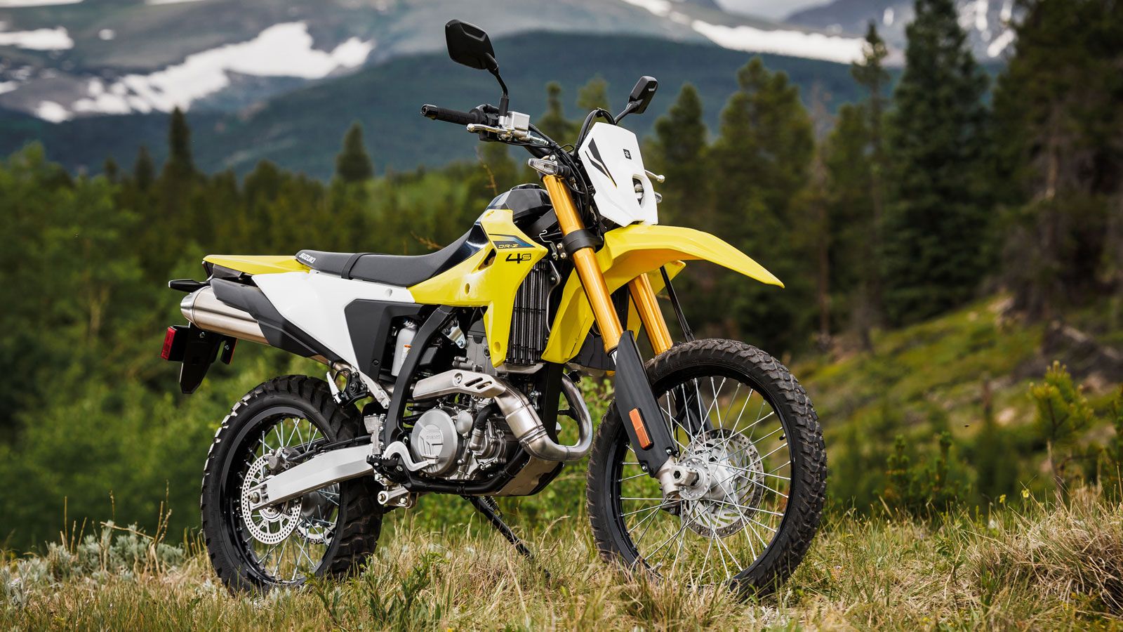 Το κοινό τους DNA όμως δεν αφήνει καμία αμφιβολία: η νέα γενιά DR-Z δεν είναι απλώς μια επιστροφή, αλλά μια δυναμική αναγέννηση.