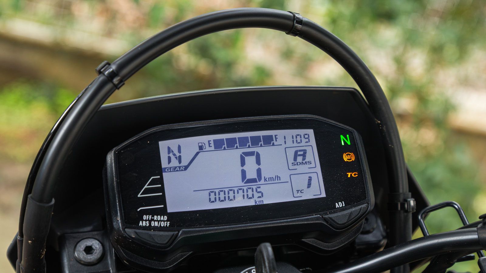 Η LCD οθόνη του παρέχει όλες τις πληροφορίες ευδιάκριτα και άμεσα, ενώ σε σχέση με τον προκάτοχο του έχει πλέον και ένδειξη για την στάθμη καυσίμου.