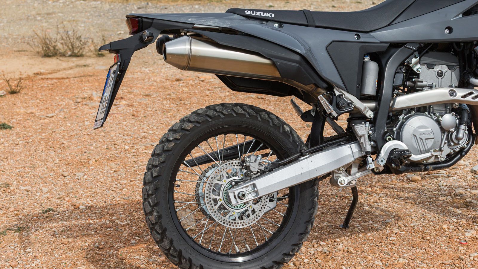 Τα ελαστικά έχουν διαστάσεις 80/100-21 μπροστά και 120/80-18 πίσω, με σαμπρέλα και όχι tubeless.