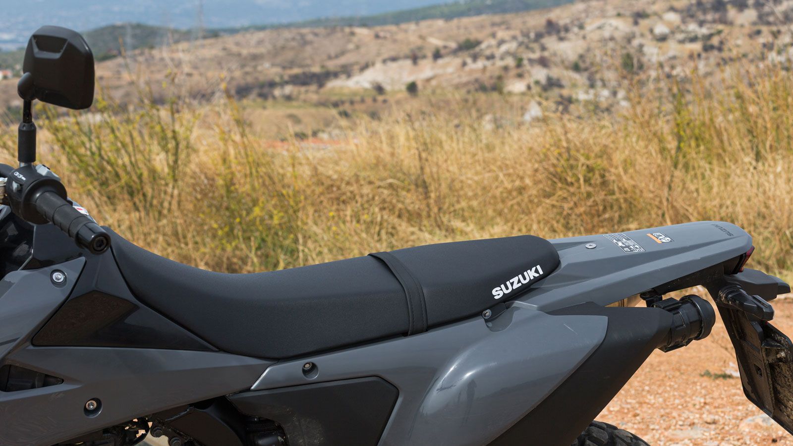 Η σέλα του έχει ικανοποιητικό αφρώδες για τα δεδομένα της κατηγορίας, αλλά όντας ένα dual sport με καταβολές αγωνιστικού/πολιτικού enduro, είναι δεδομ