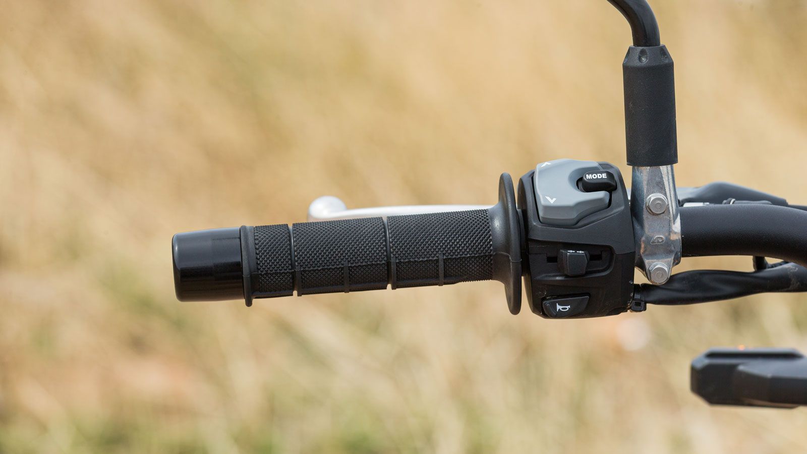  Διαθέτει επίσης 3 χαρτογραφήσεις (Α,Β,C) με την διαφορά να είναι αισθητή στην απόκριση του κινητήρα, ενώ και 3 επίπεδα traction control με το mode Gr