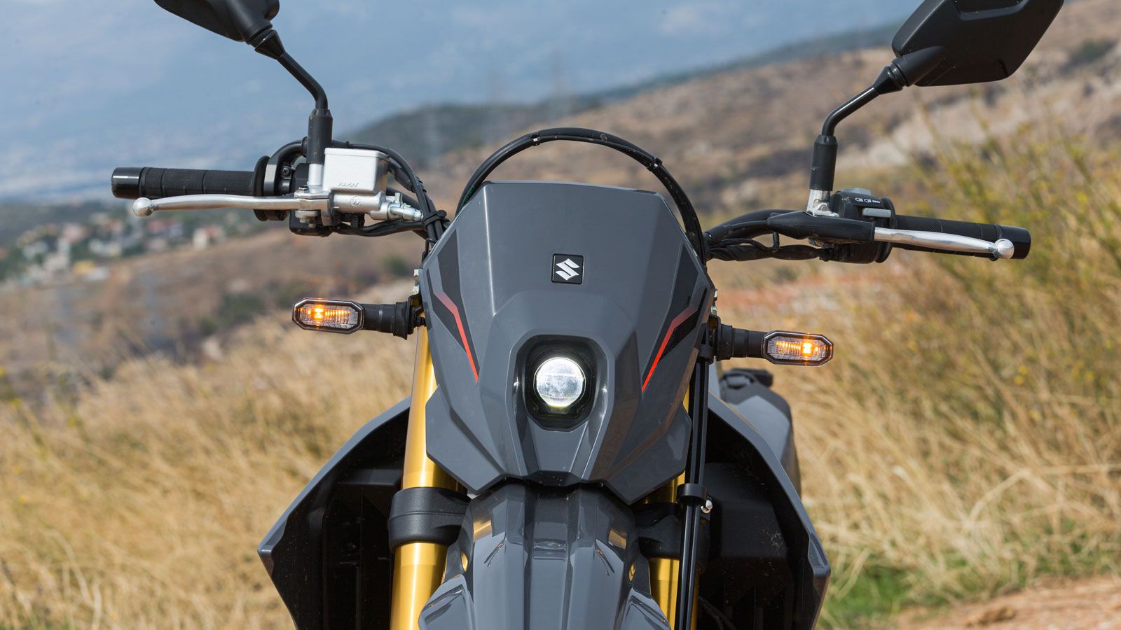 Οι διακόπτες – από την μίζα στο δεξί grip μέχρι το κουμπάκι Mode στα αριστερά, όπου μπορείς να ελέγξεις όλα τα νέα ηλεκτρονικά που φέρνει μαζί τ